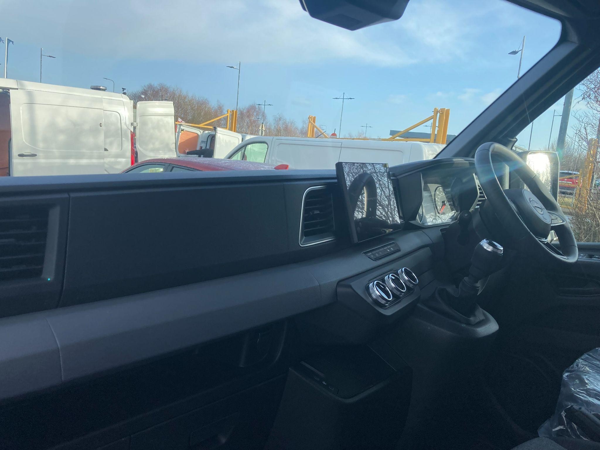 Nissan Interstar Image 8