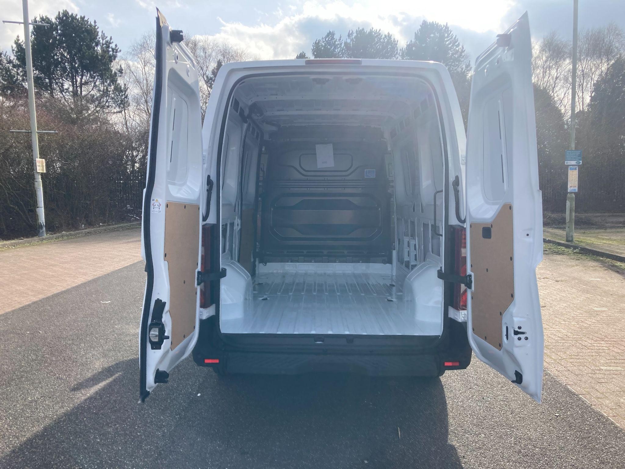 Nissan Interstar Image 8