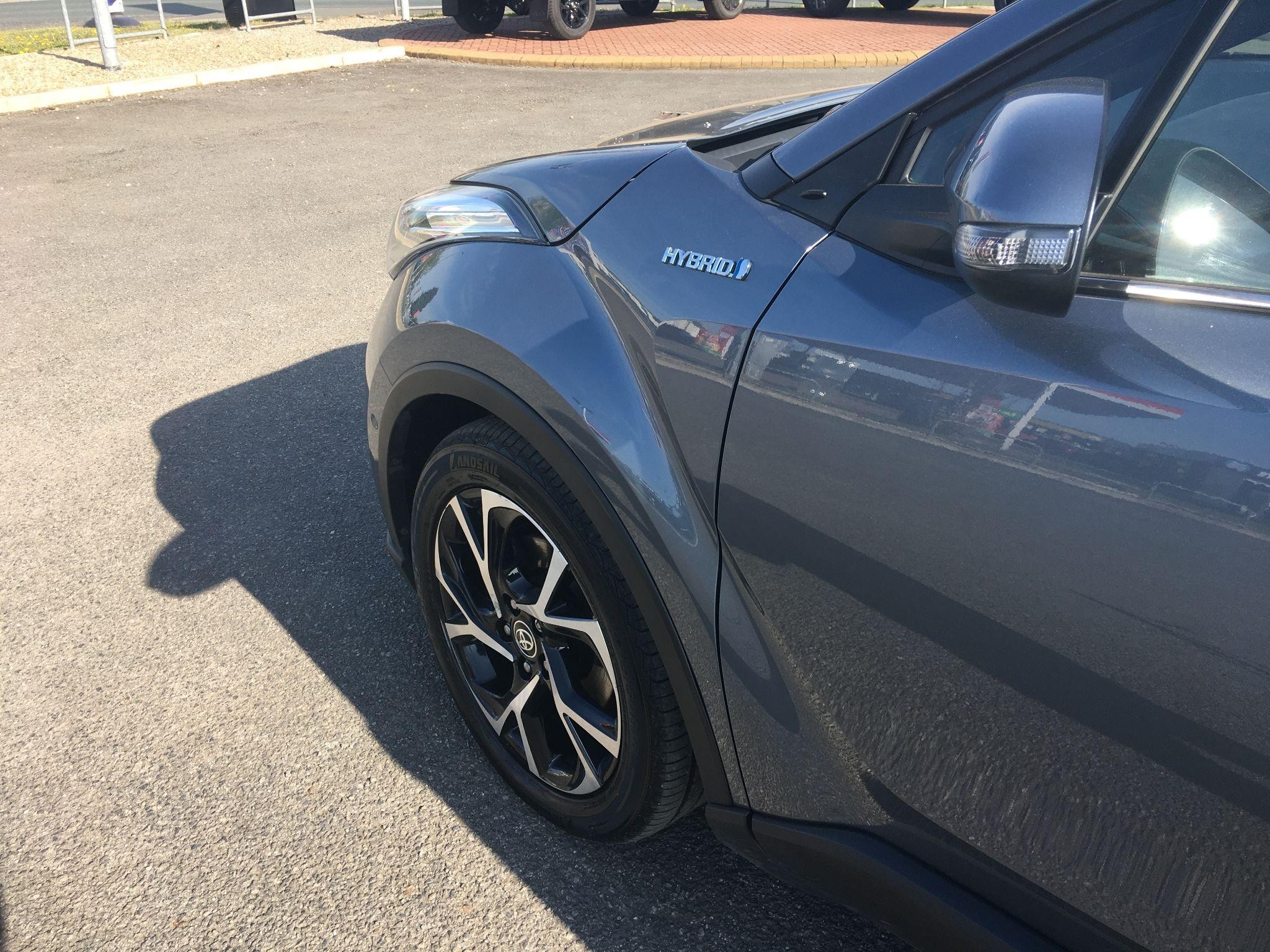 Toyota C-HR Image 25