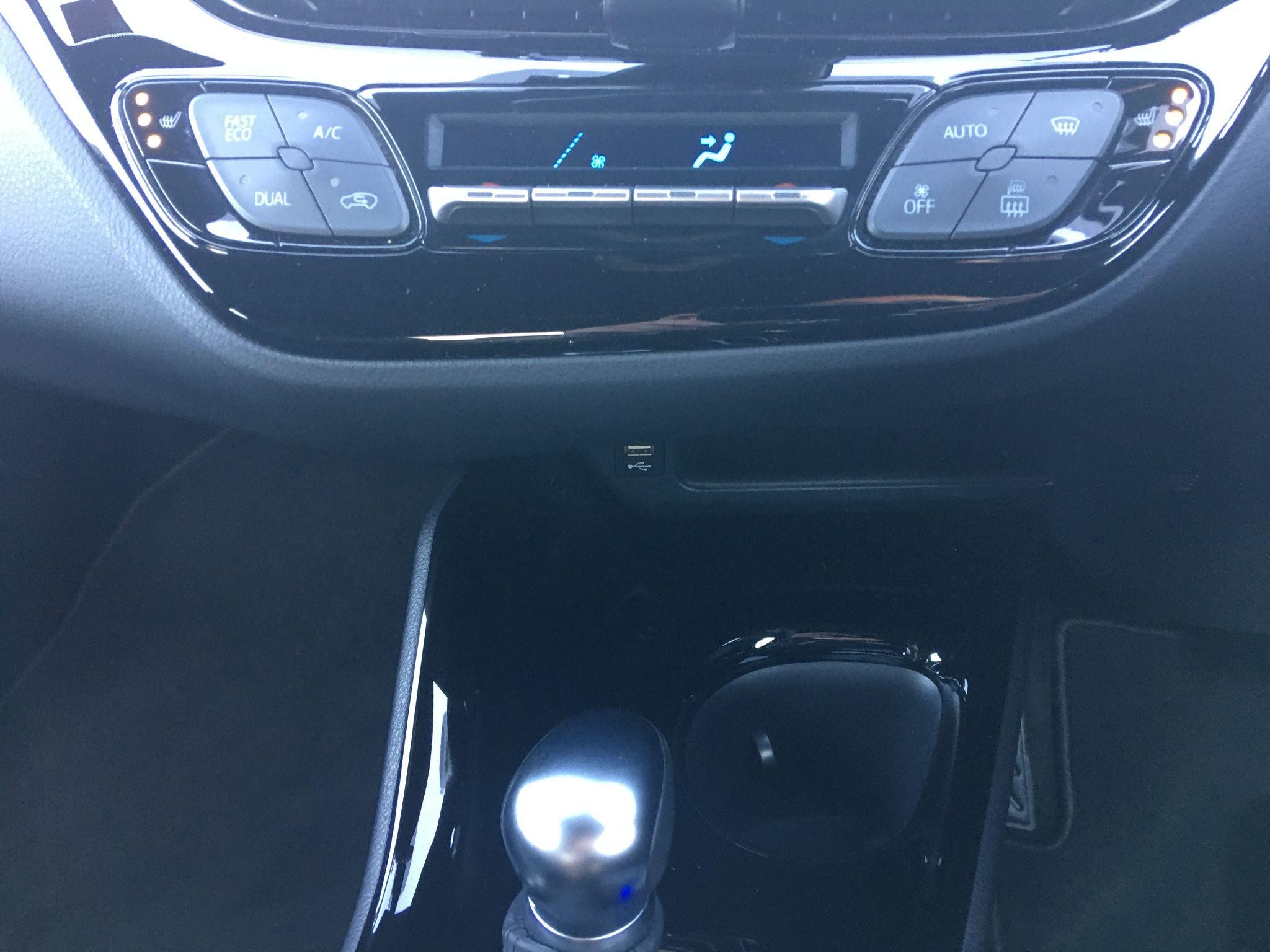 Toyota C-HR Image 30