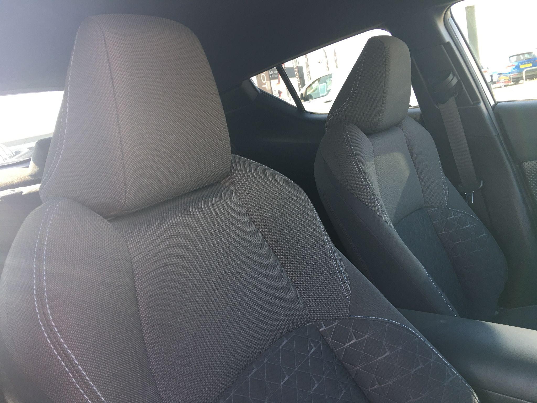 Toyota C-HR Image 38
