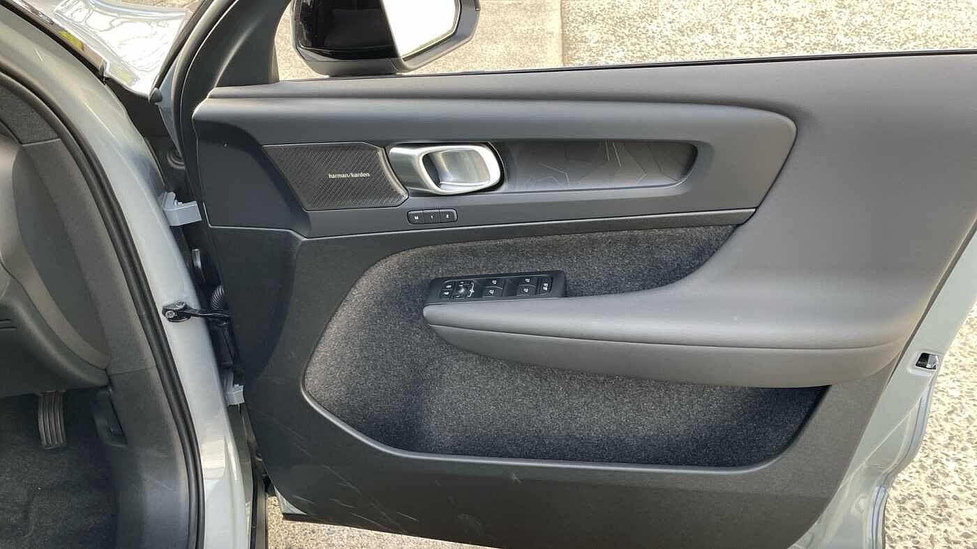 Volvo EX40 Image 16