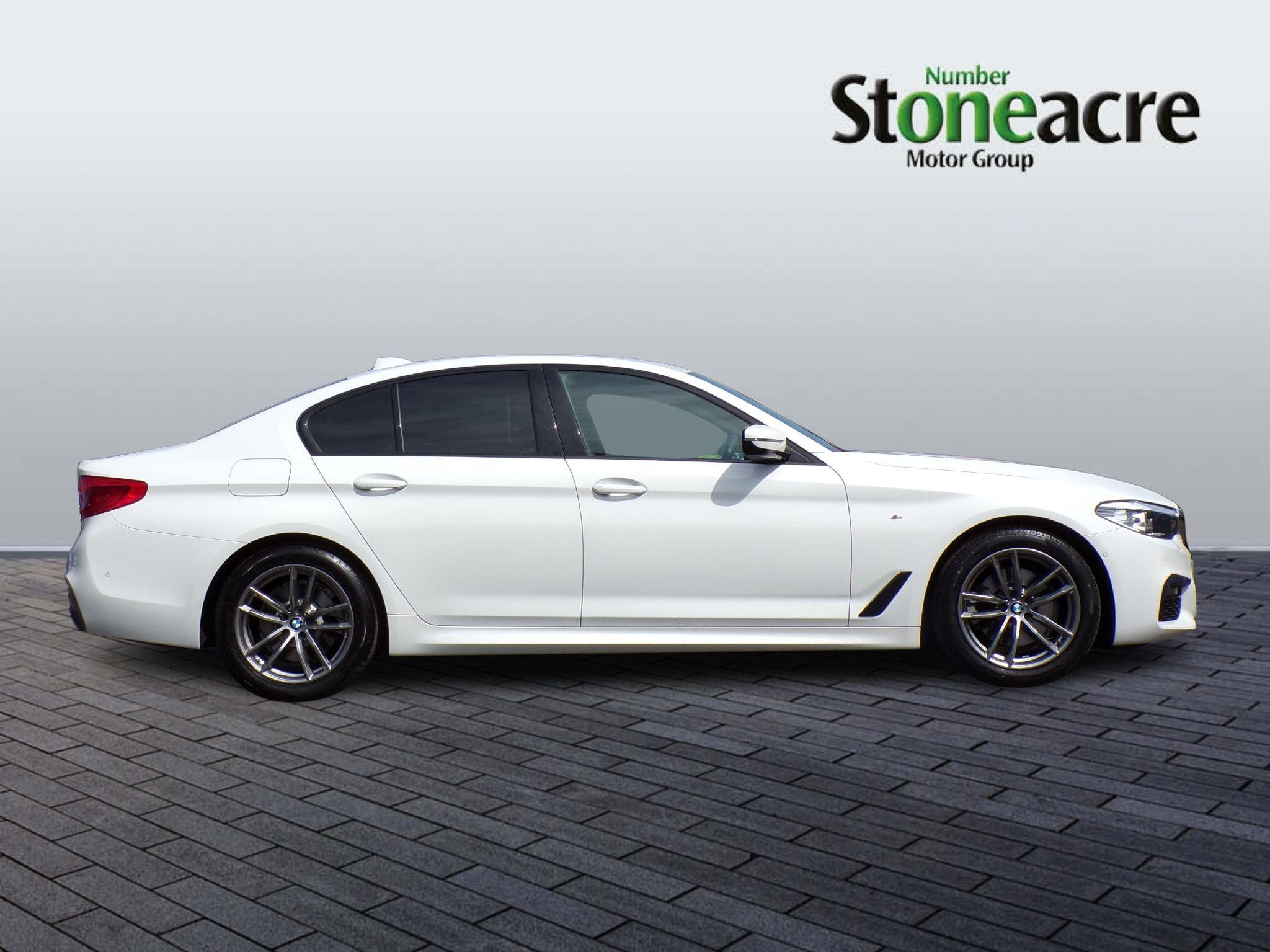 BMW 5 Series Image 2