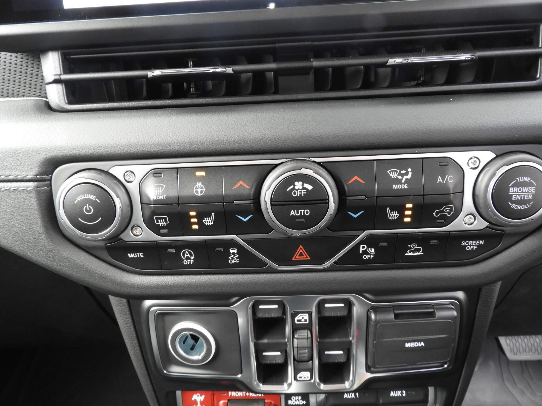 Jeep Wrangler Image 21