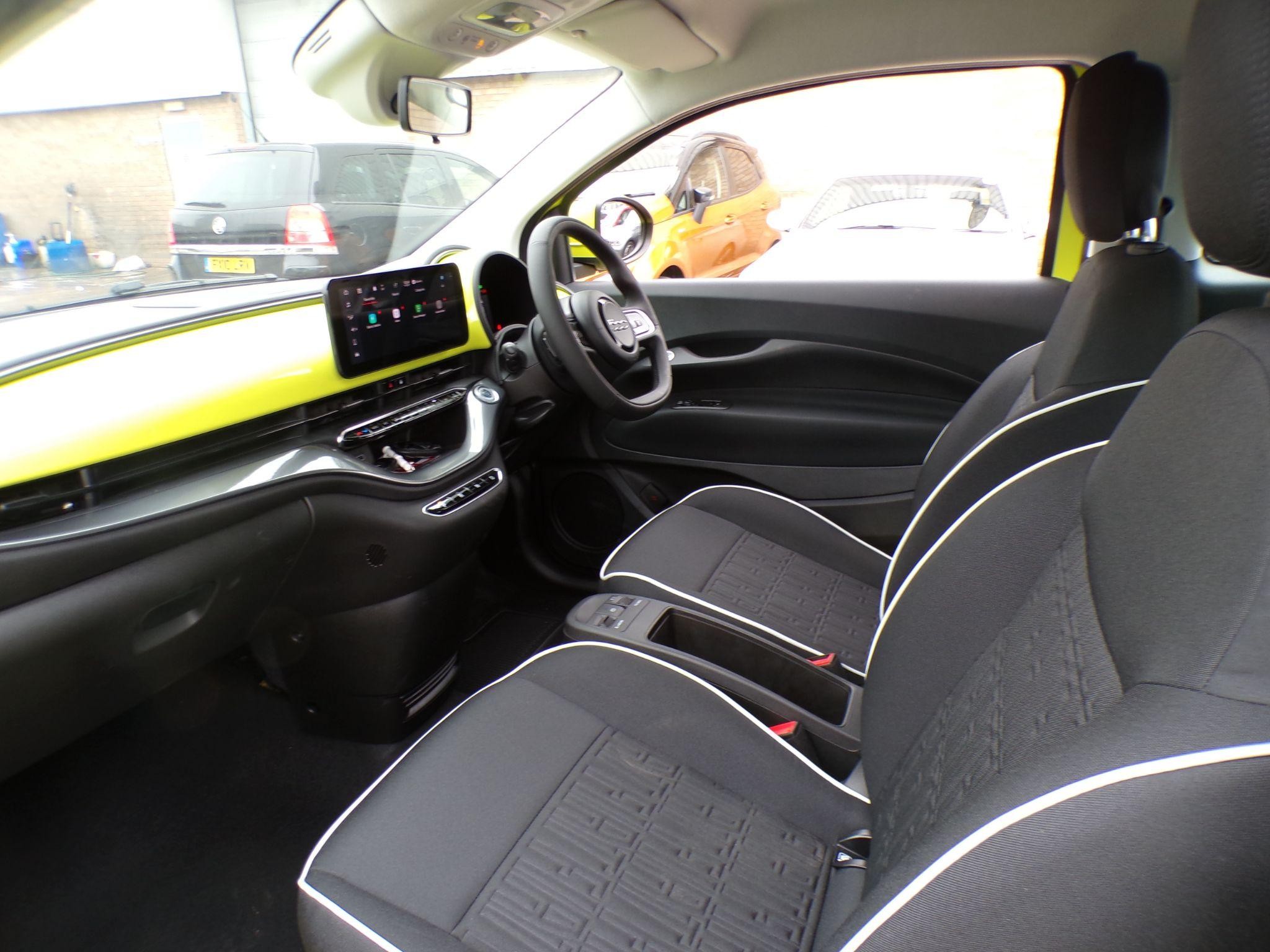 Fiat 500 Electric Image 28