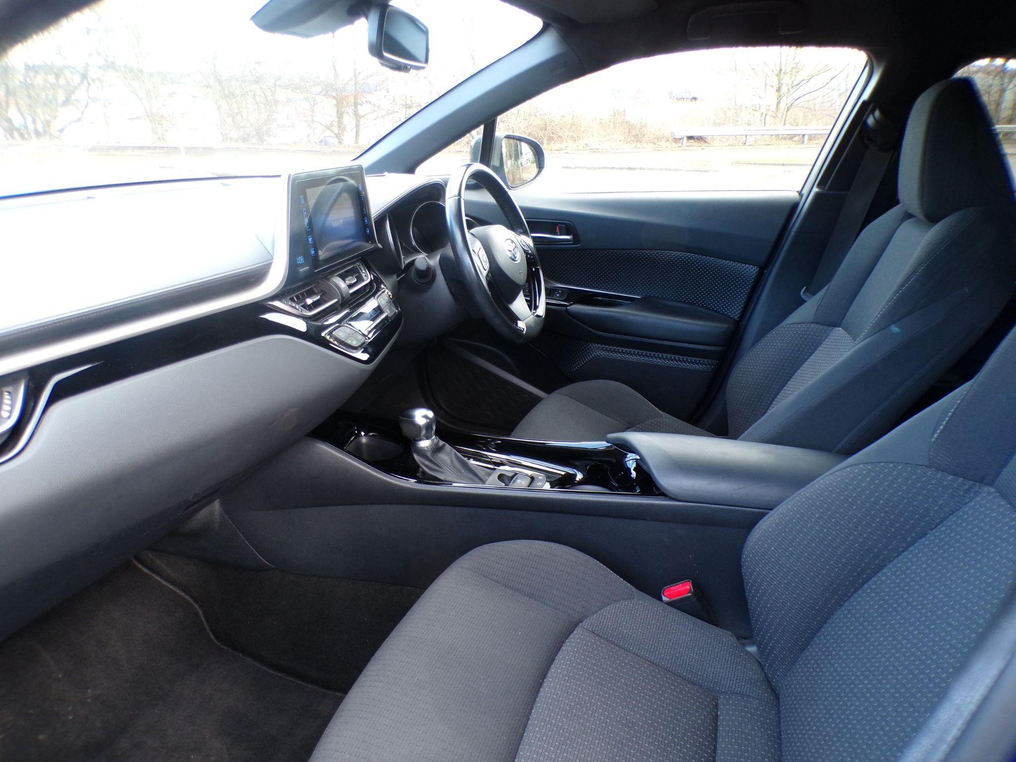 Toyota C-HR Image 27