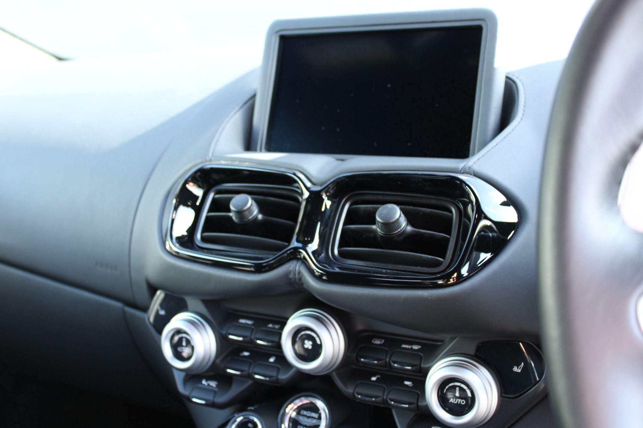 Aston Martin Vantage Image 17