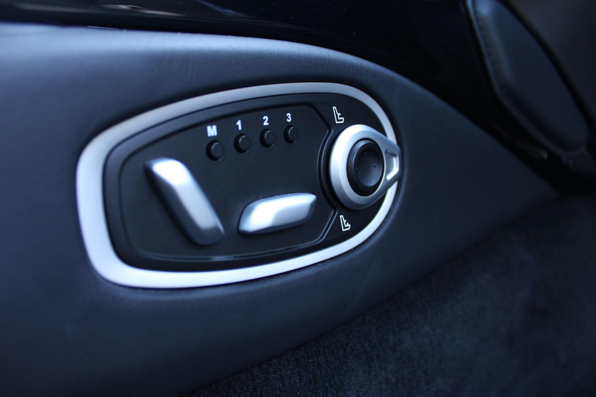 Aston Martin Vantage Image 18