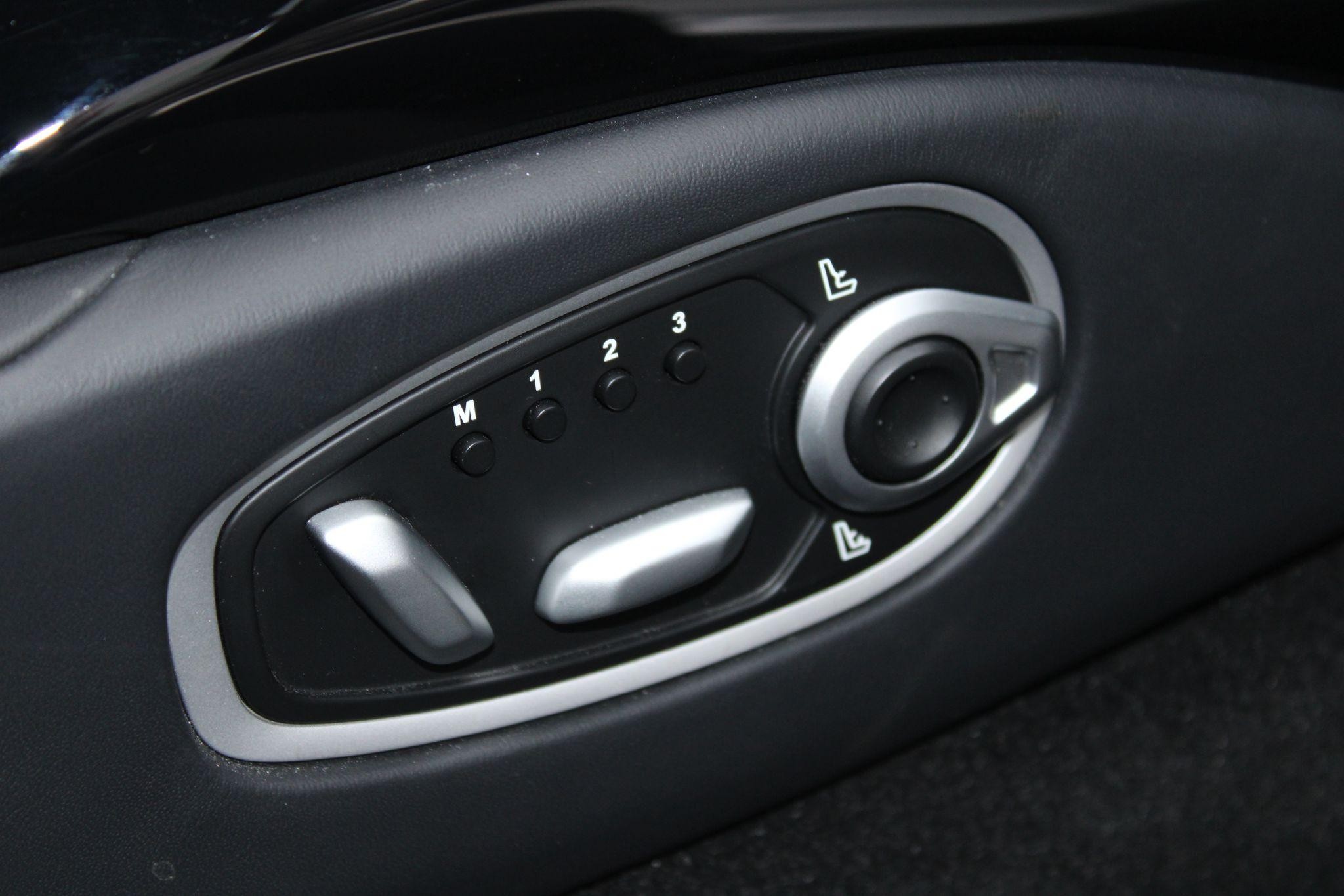 Aston Martin Vantage Image 19