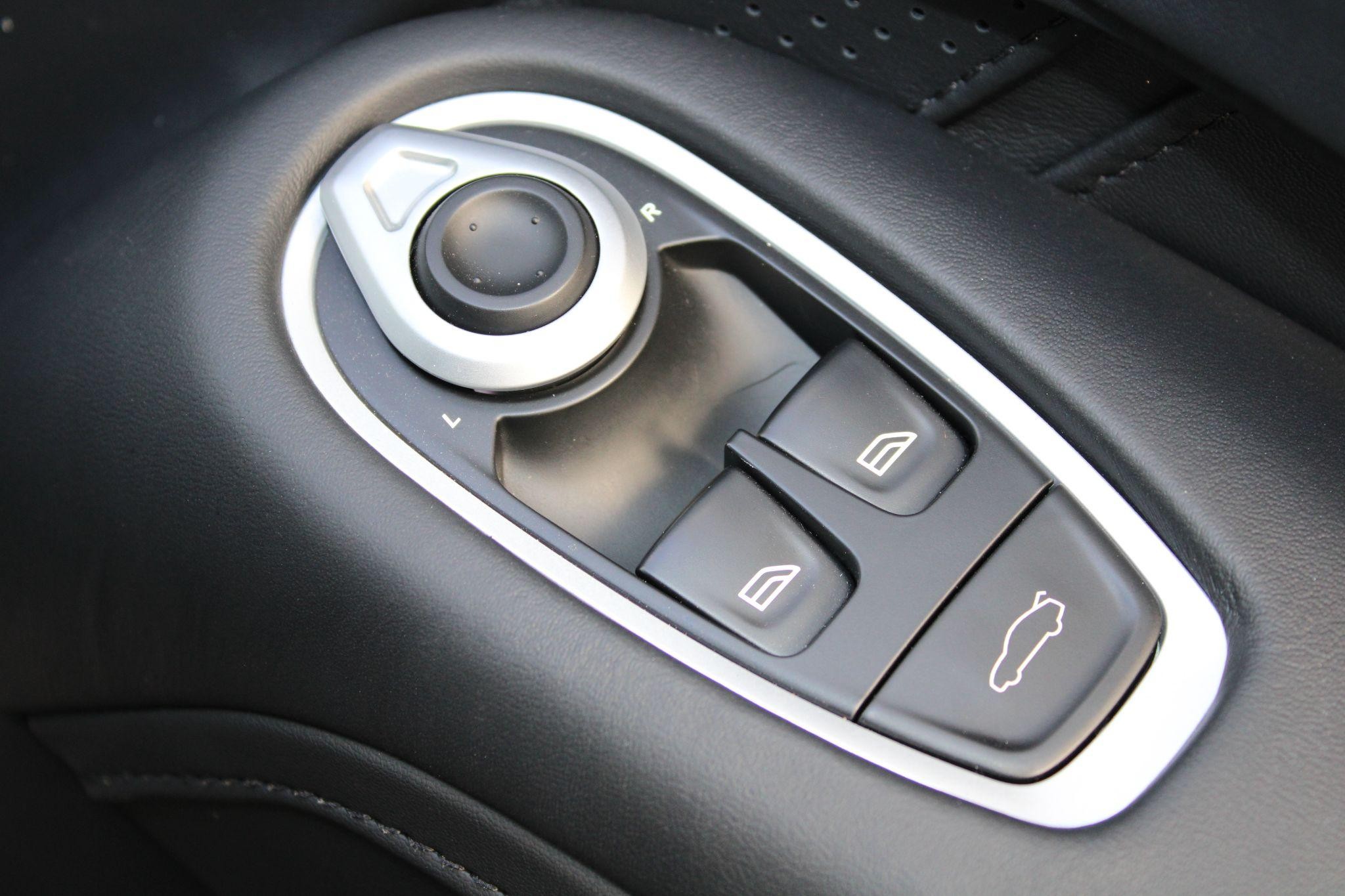 Aston Martin Vantage Image 20