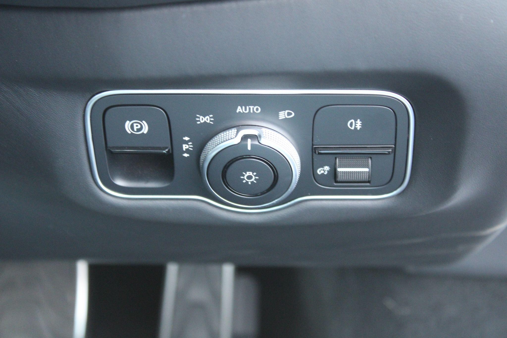 Aston Martin Vantage Image 21