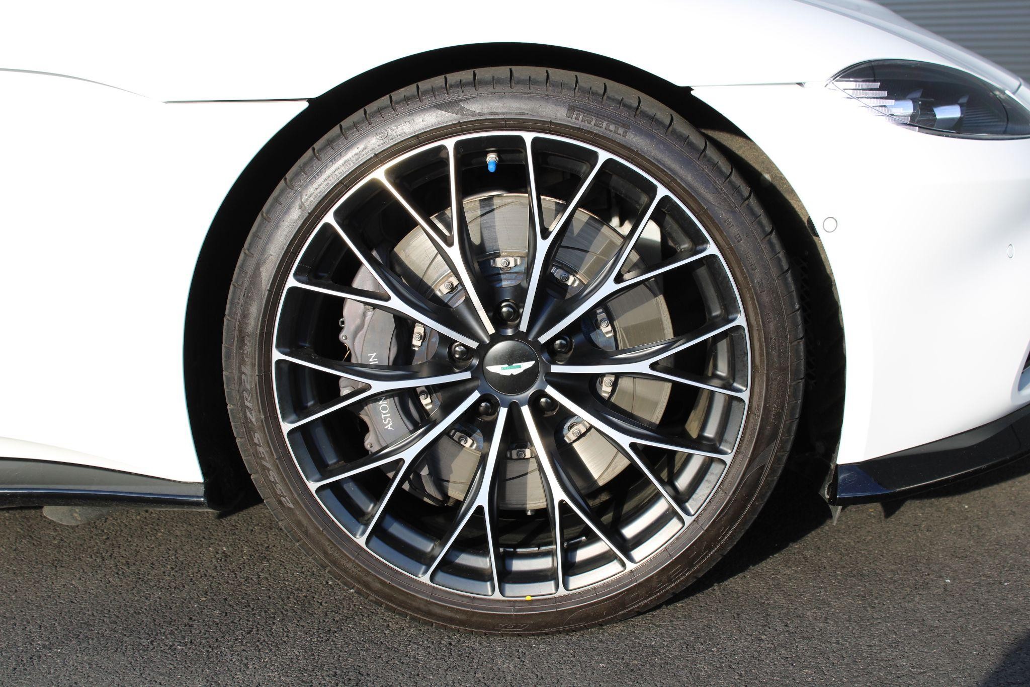 Aston Martin Vantage Image 24