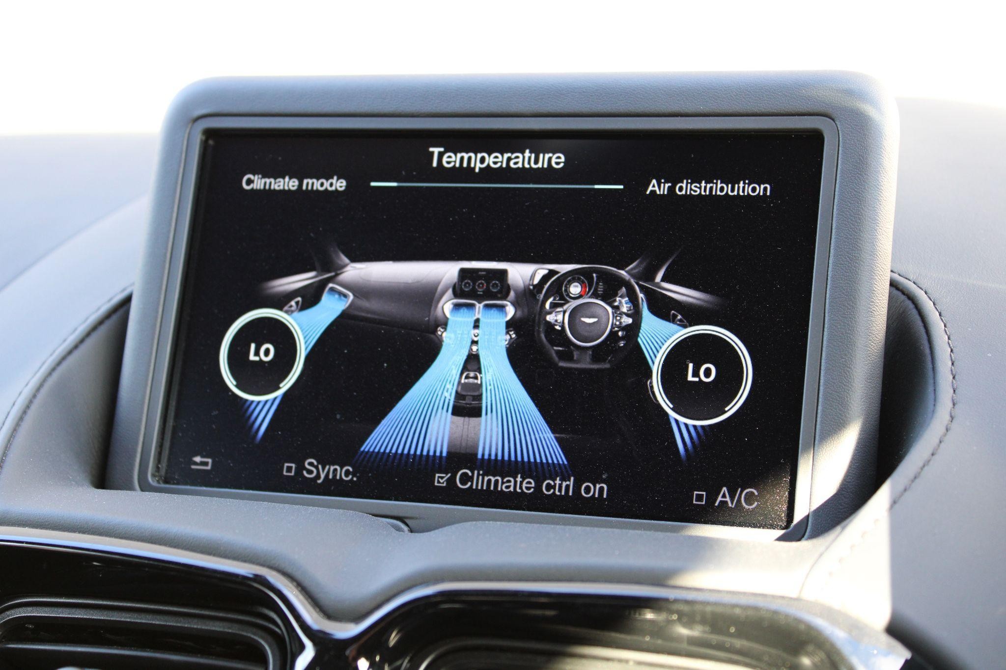 Aston Martin Vantage Image 32