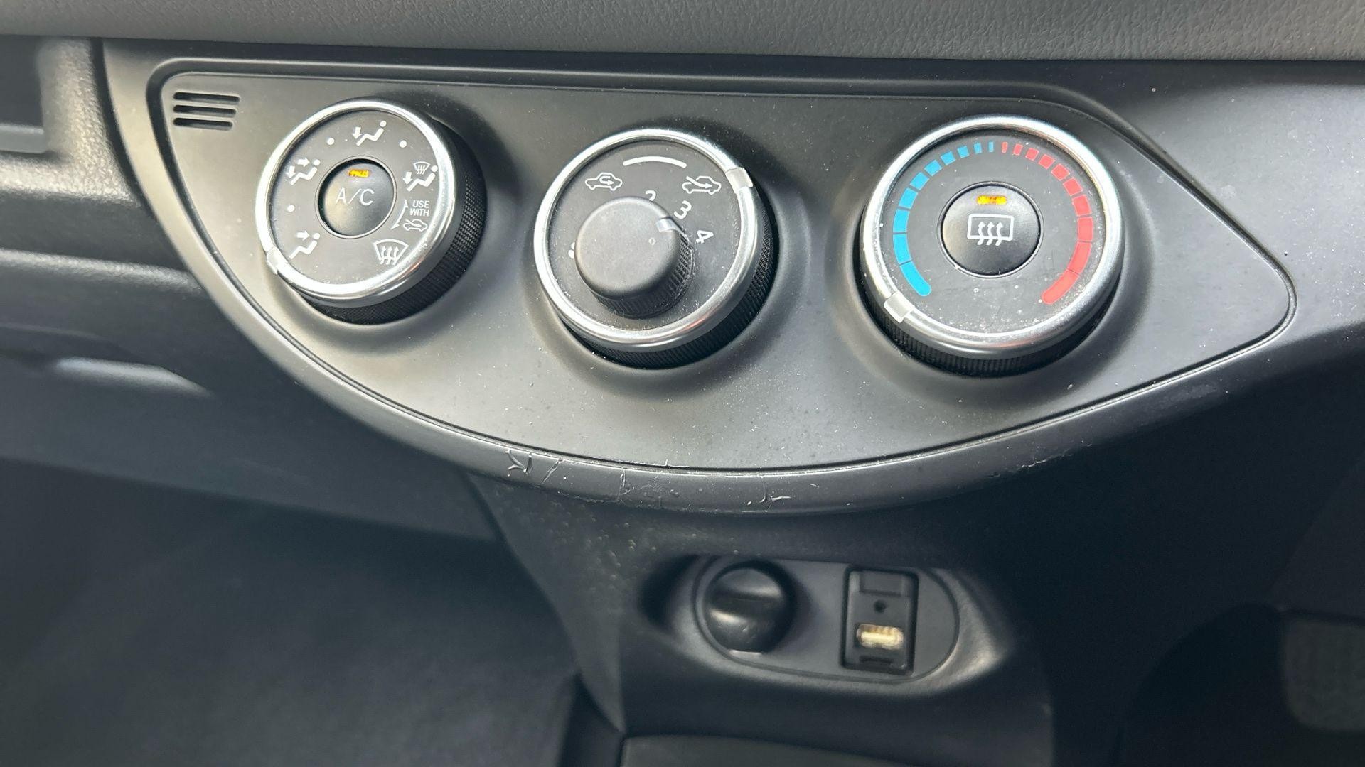 Toyota Yaris Image 32