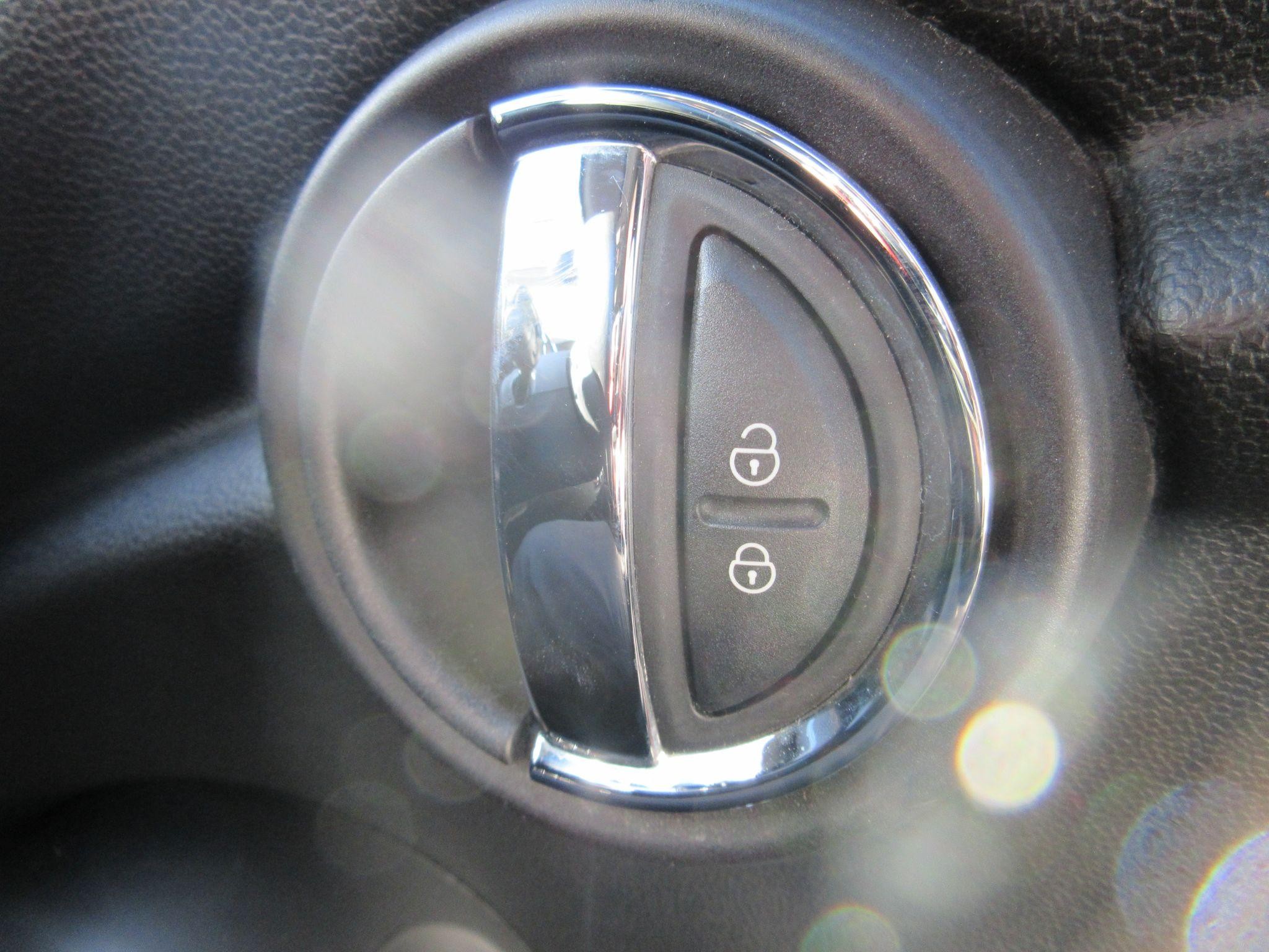 MINI Hatch Image 23