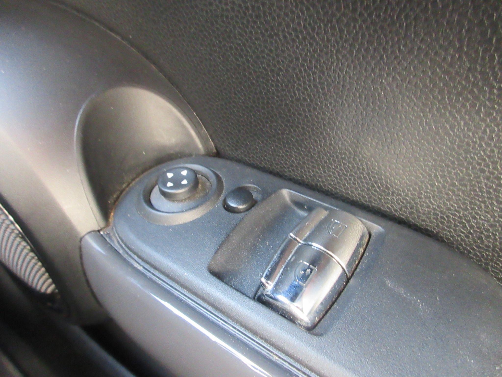 MINI Hatch Image 24