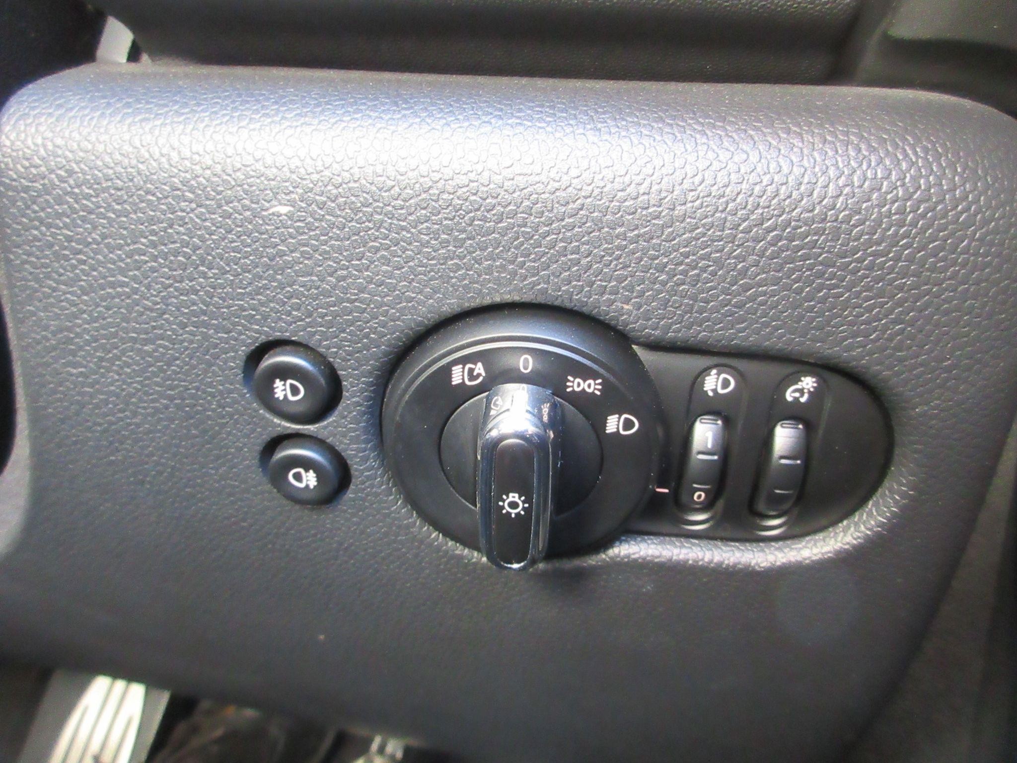 MINI Hatch Image 32