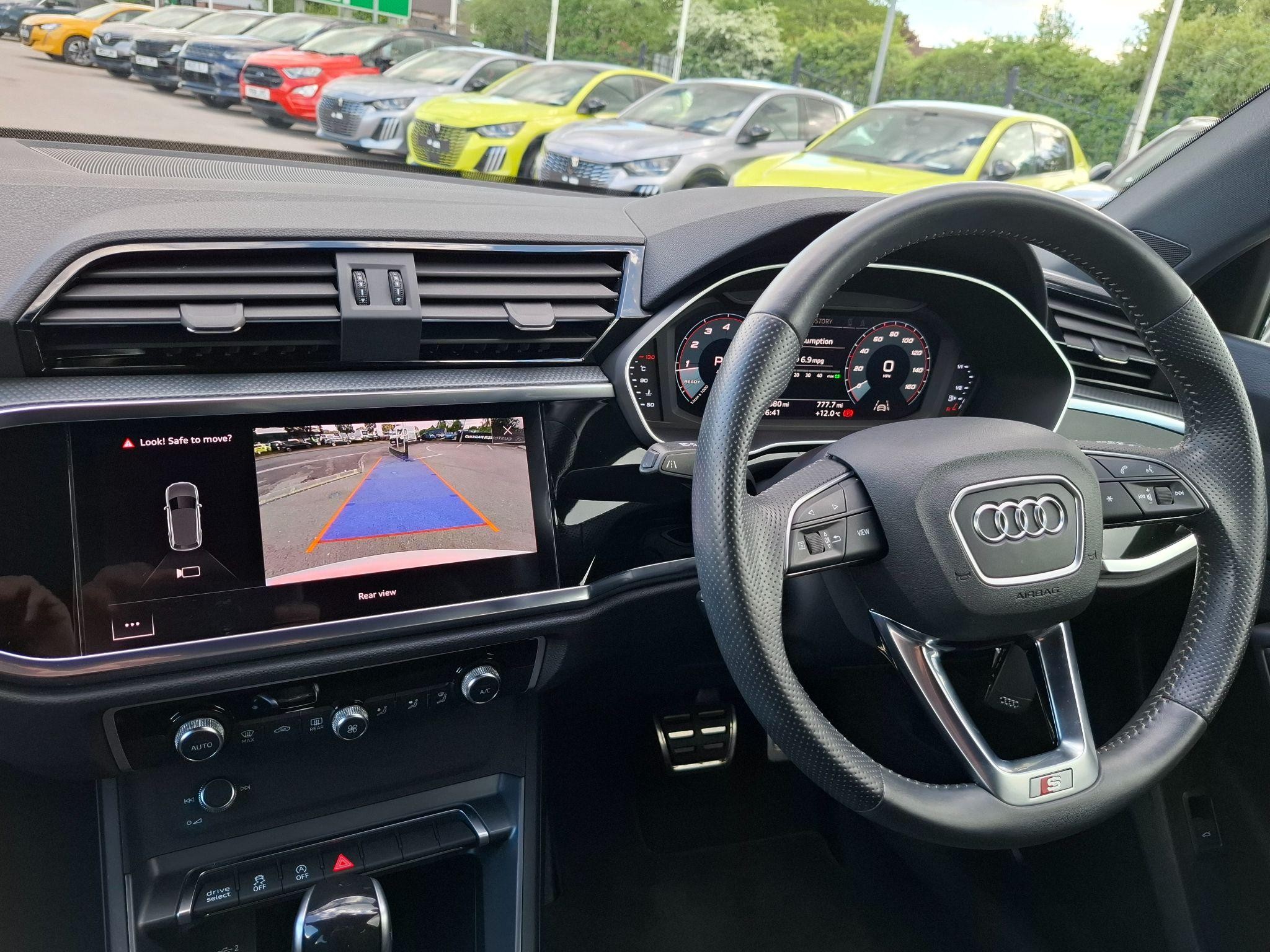 Audi Q3 Image 11