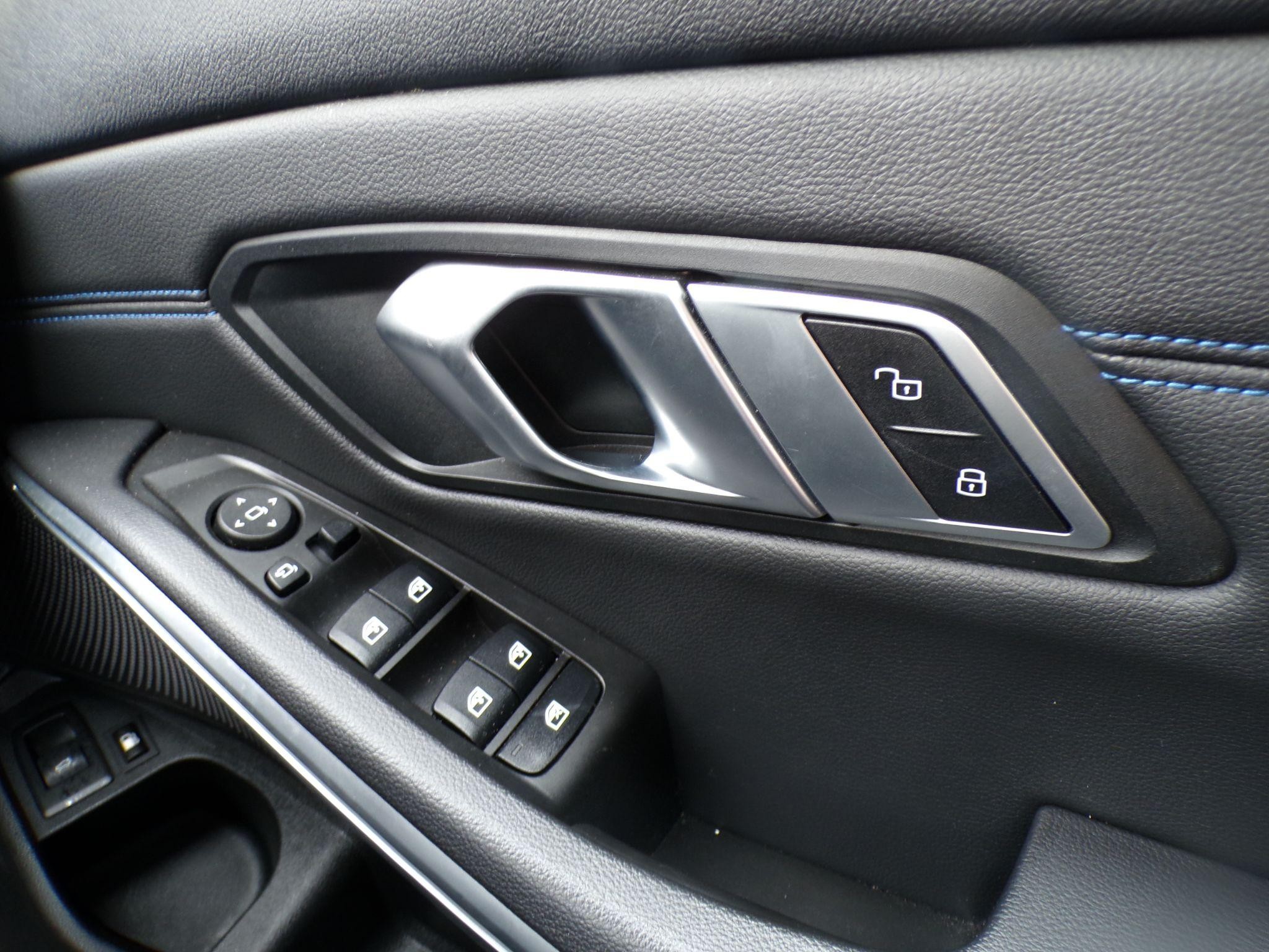 BMW 3 Series Image 15
