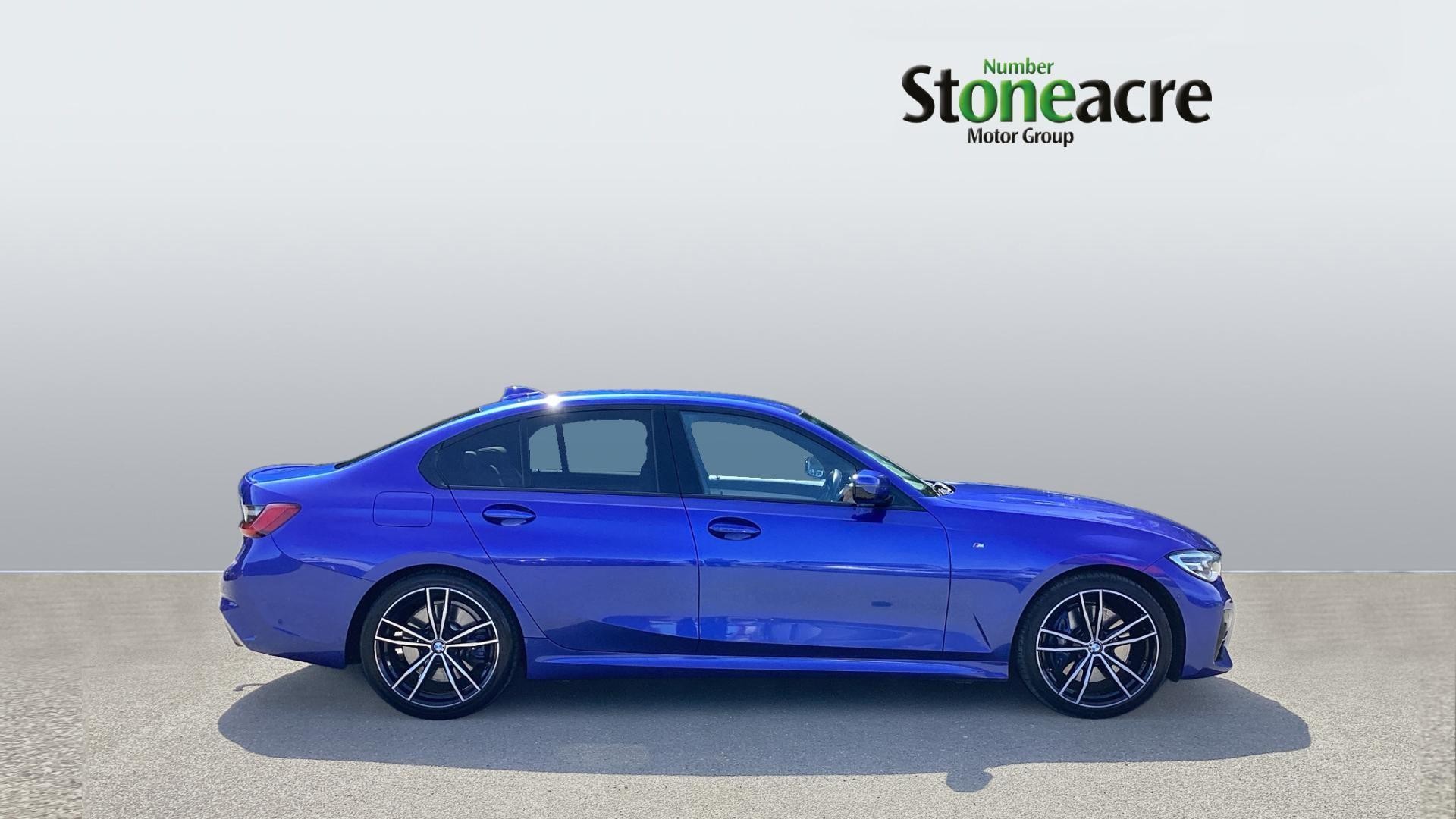 BMW 3 Series Image 3