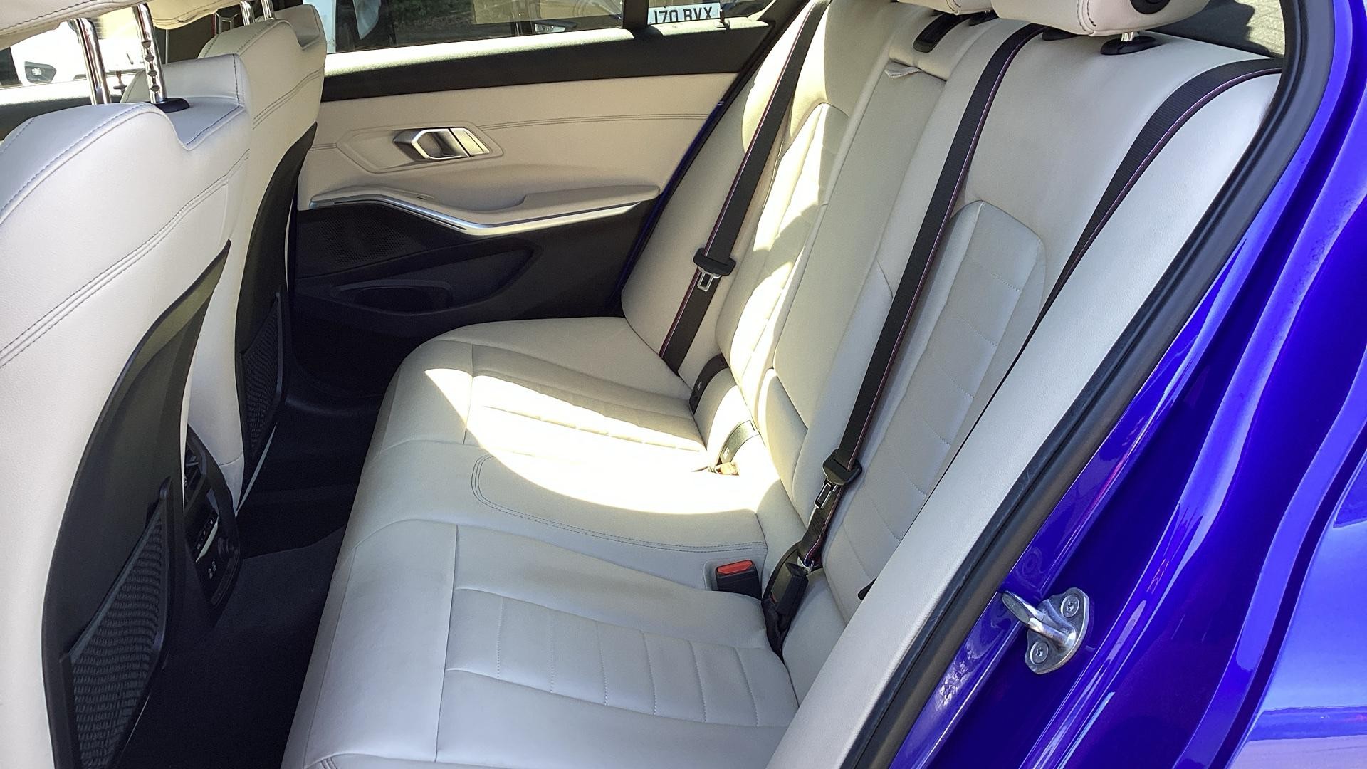 BMW 3 Series Image 10