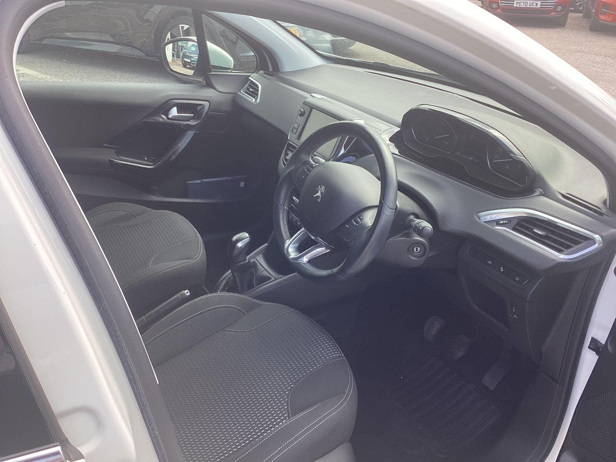 Peugeot 208 Image 9