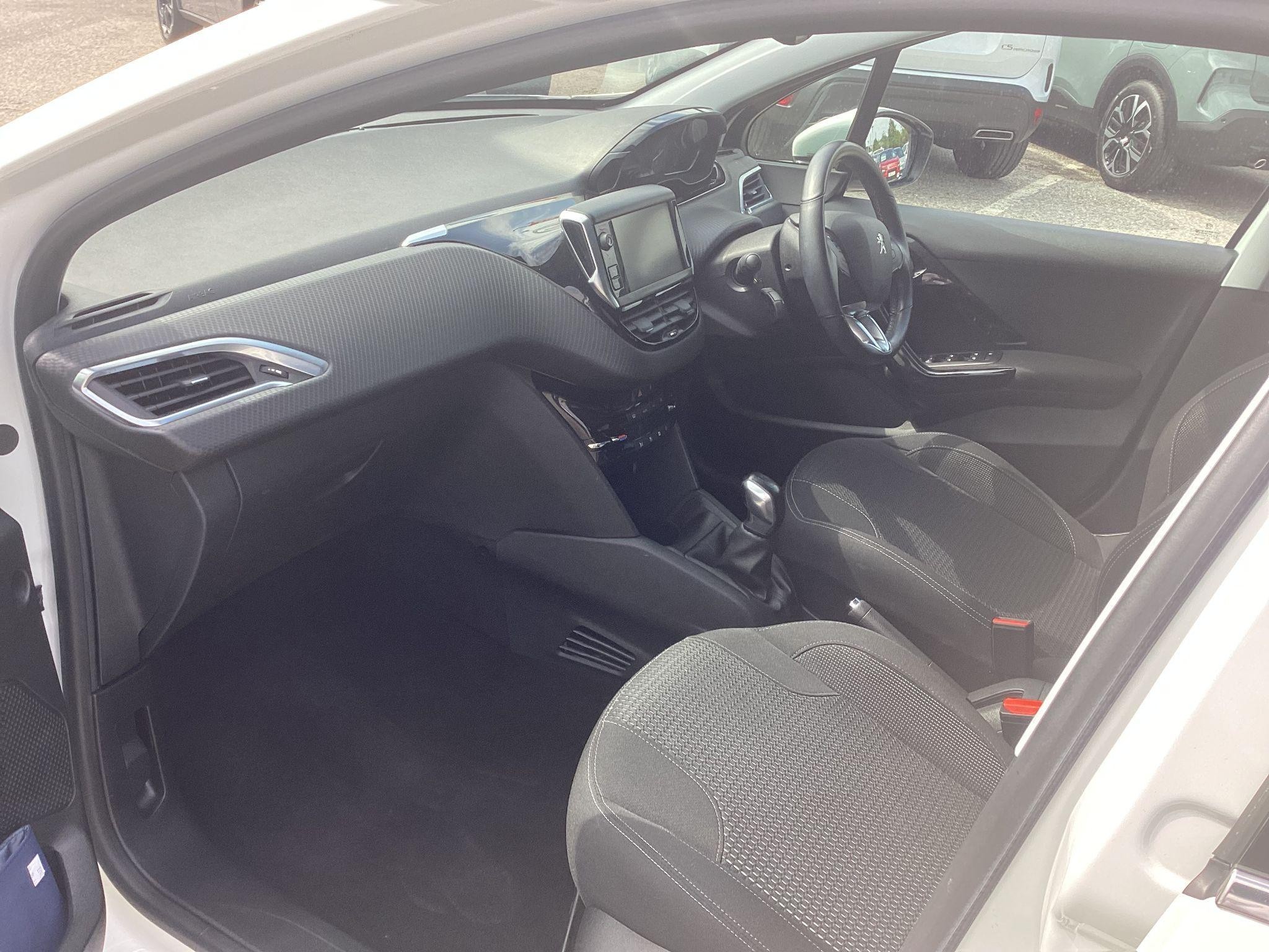 Peugeot 208 Image 10