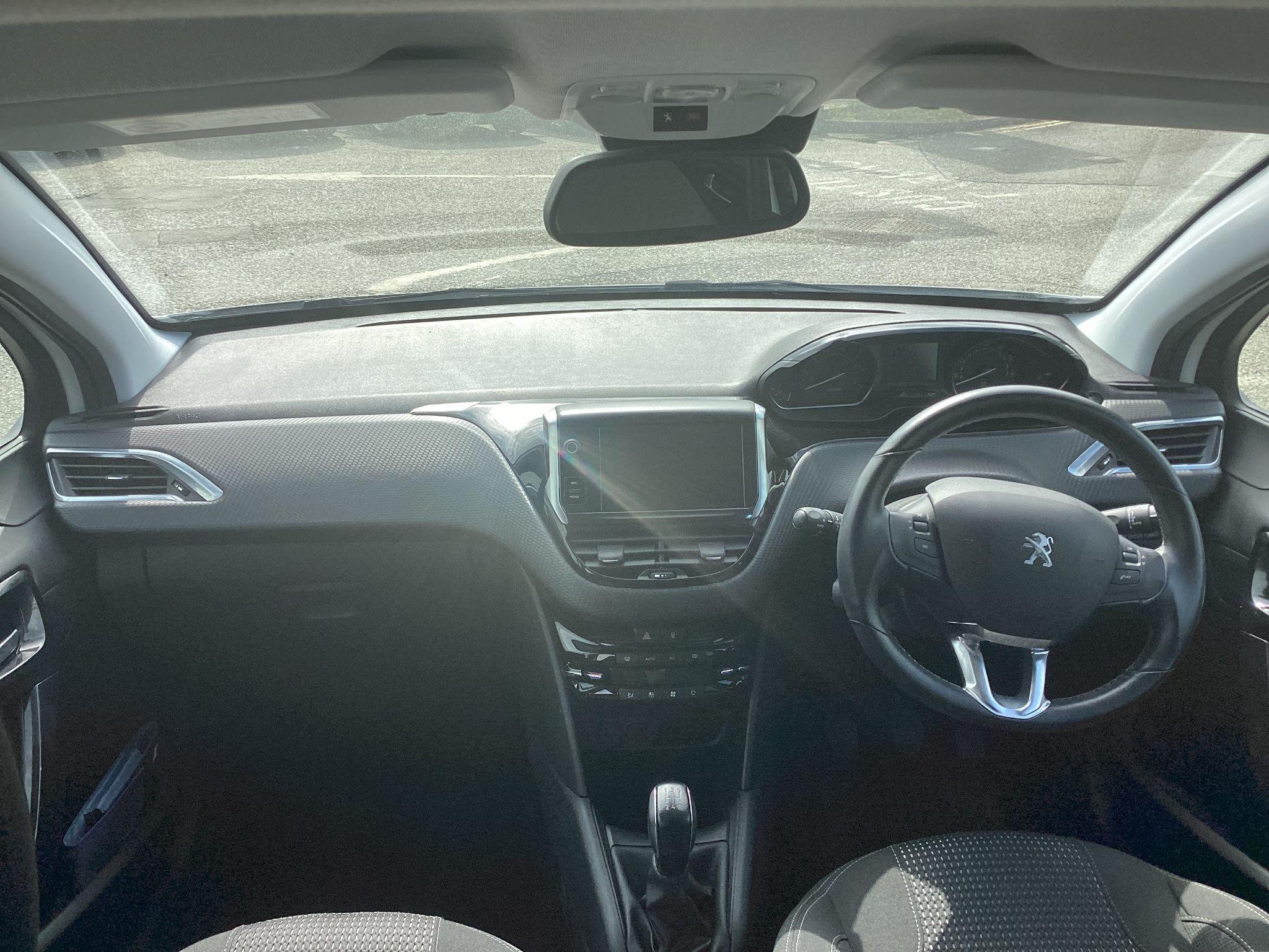 Peugeot 208 Image 11