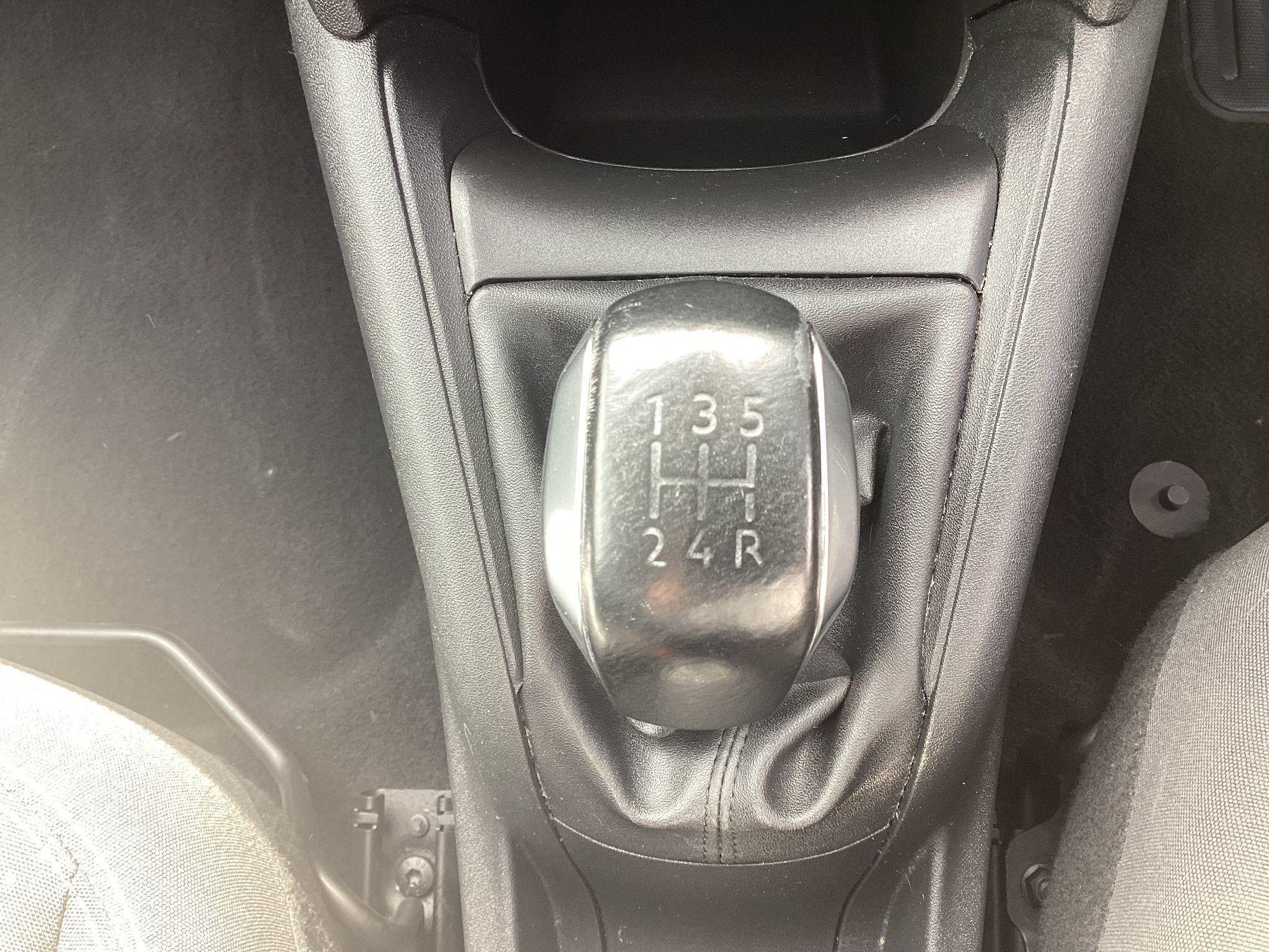 Peugeot 208 Image 12