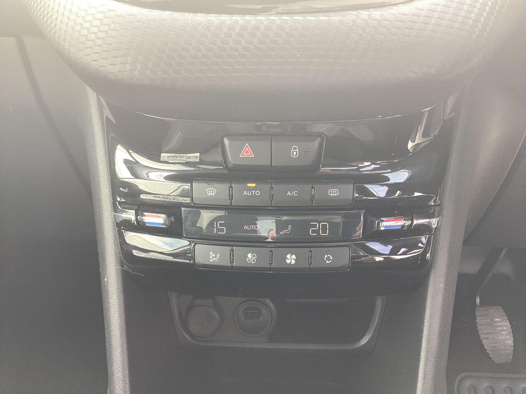Peugeot 208 Image 14