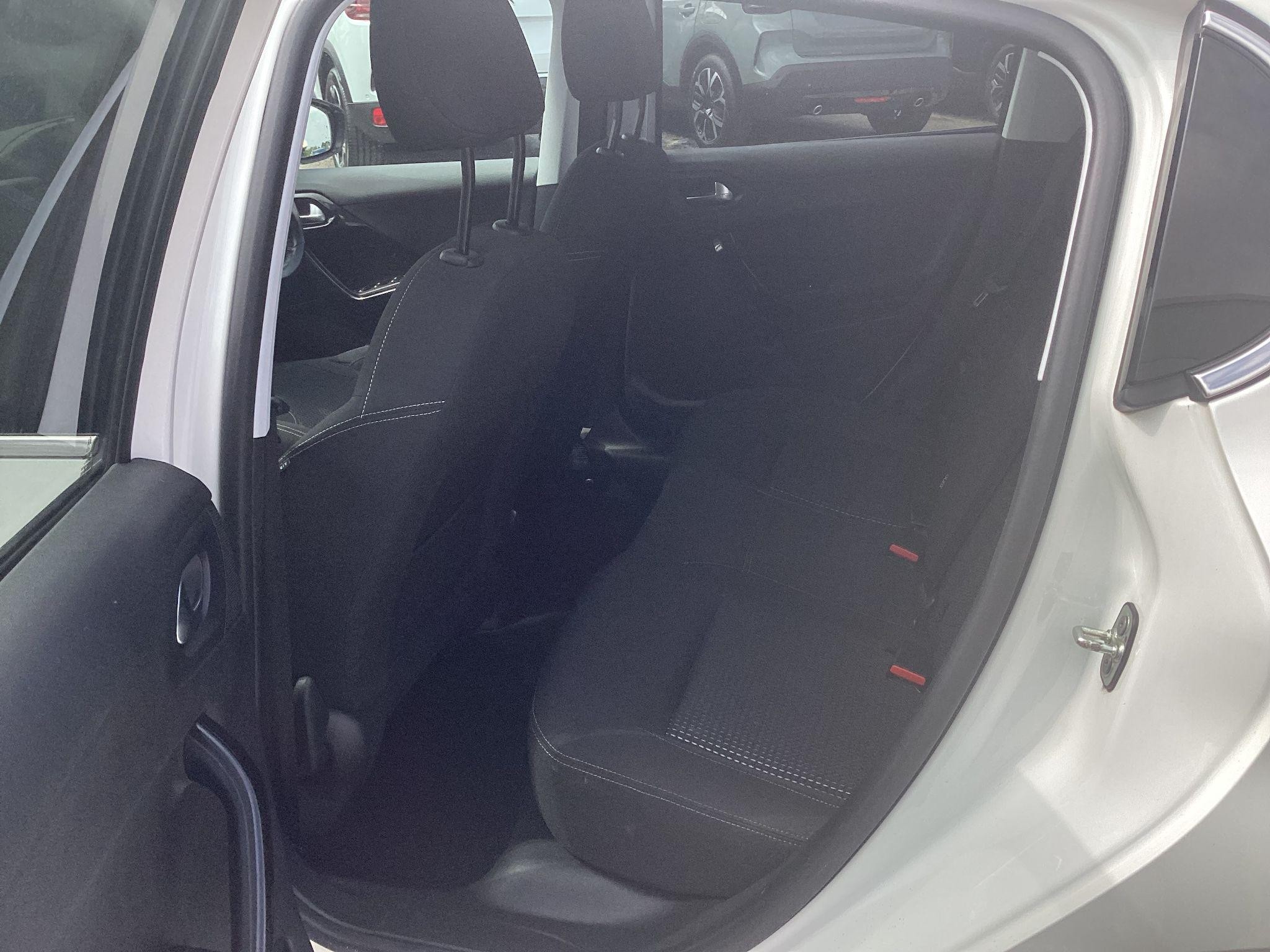 Peugeot 208 Image 21