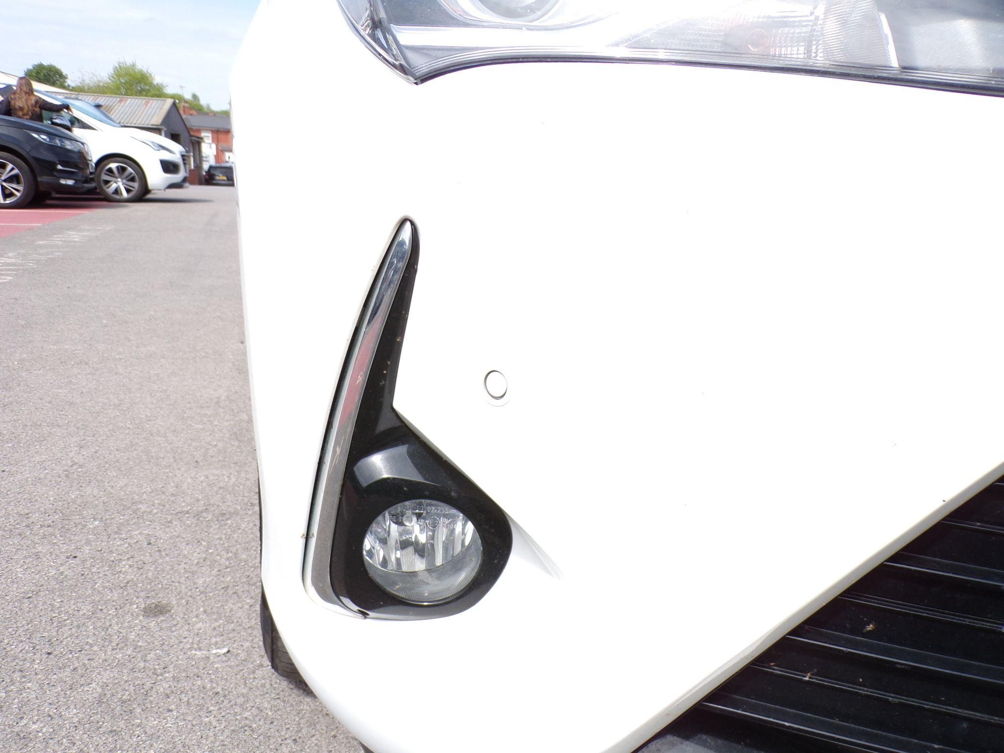 Toyota Yaris Image 12