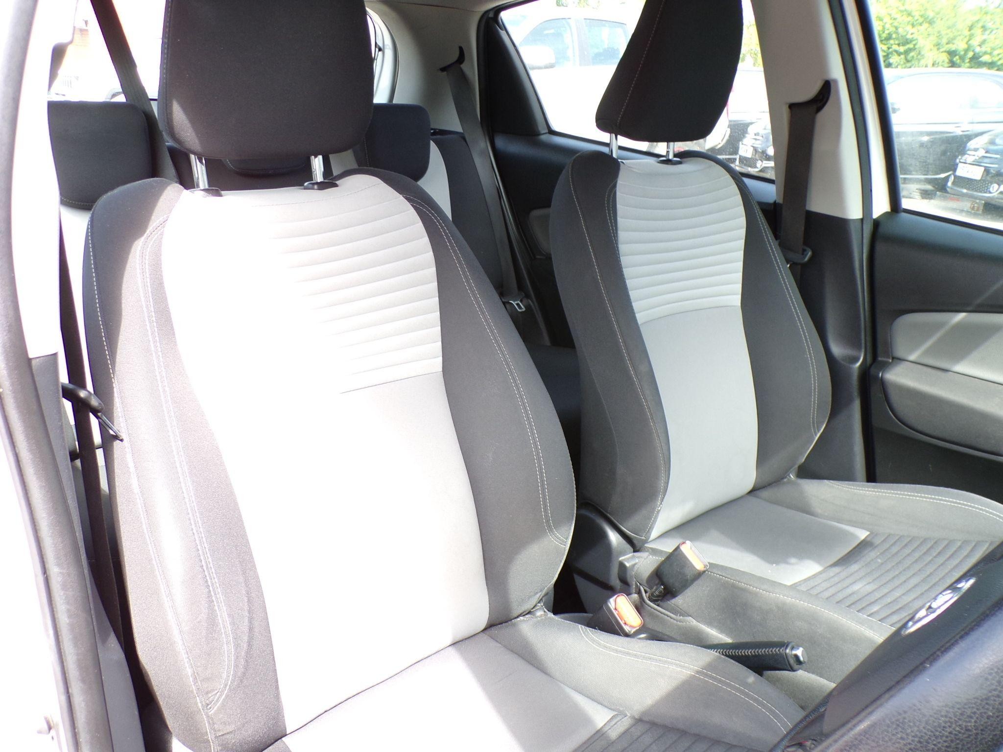 Toyota Yaris Image 13