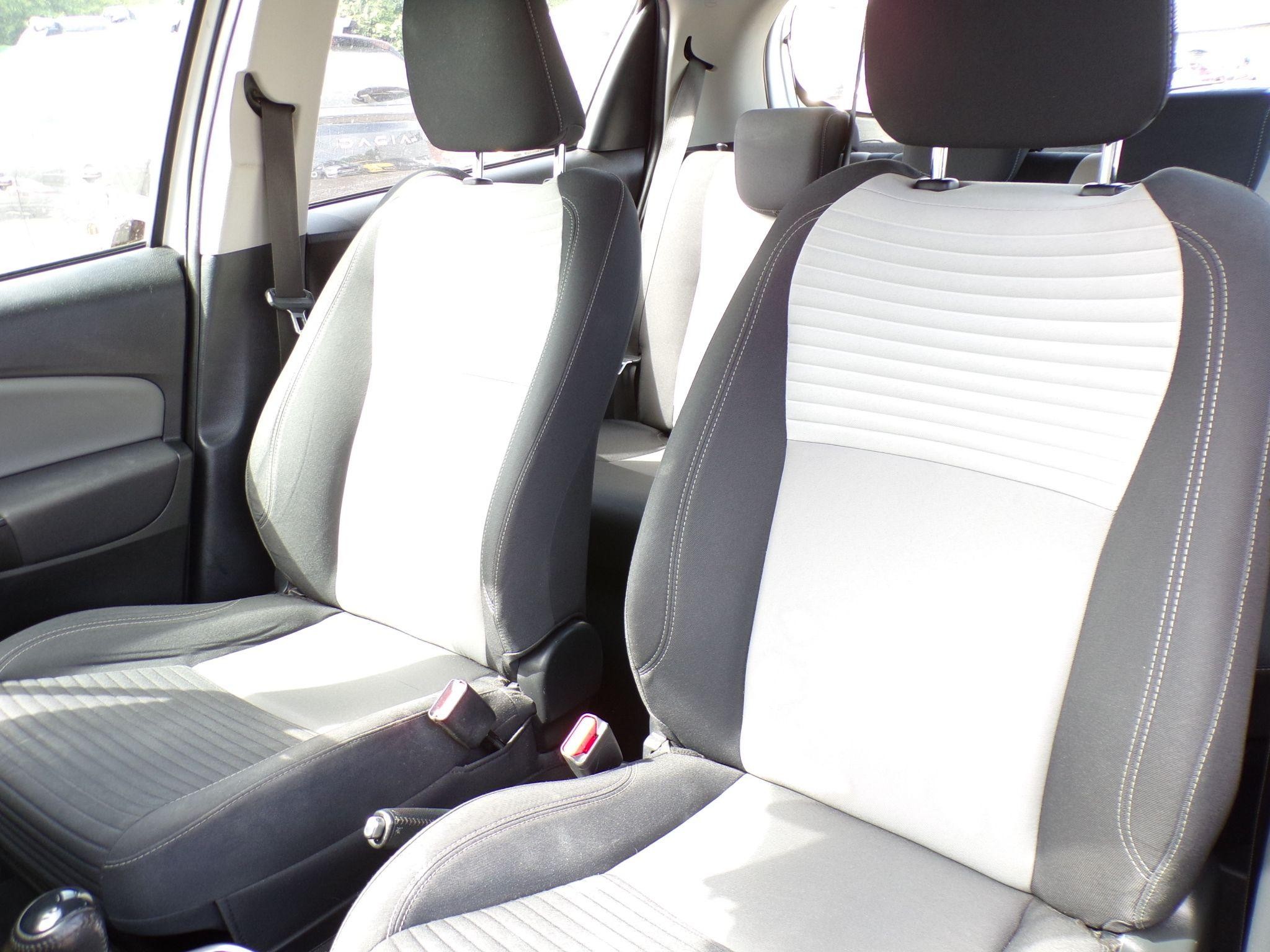 Toyota Yaris Image 16