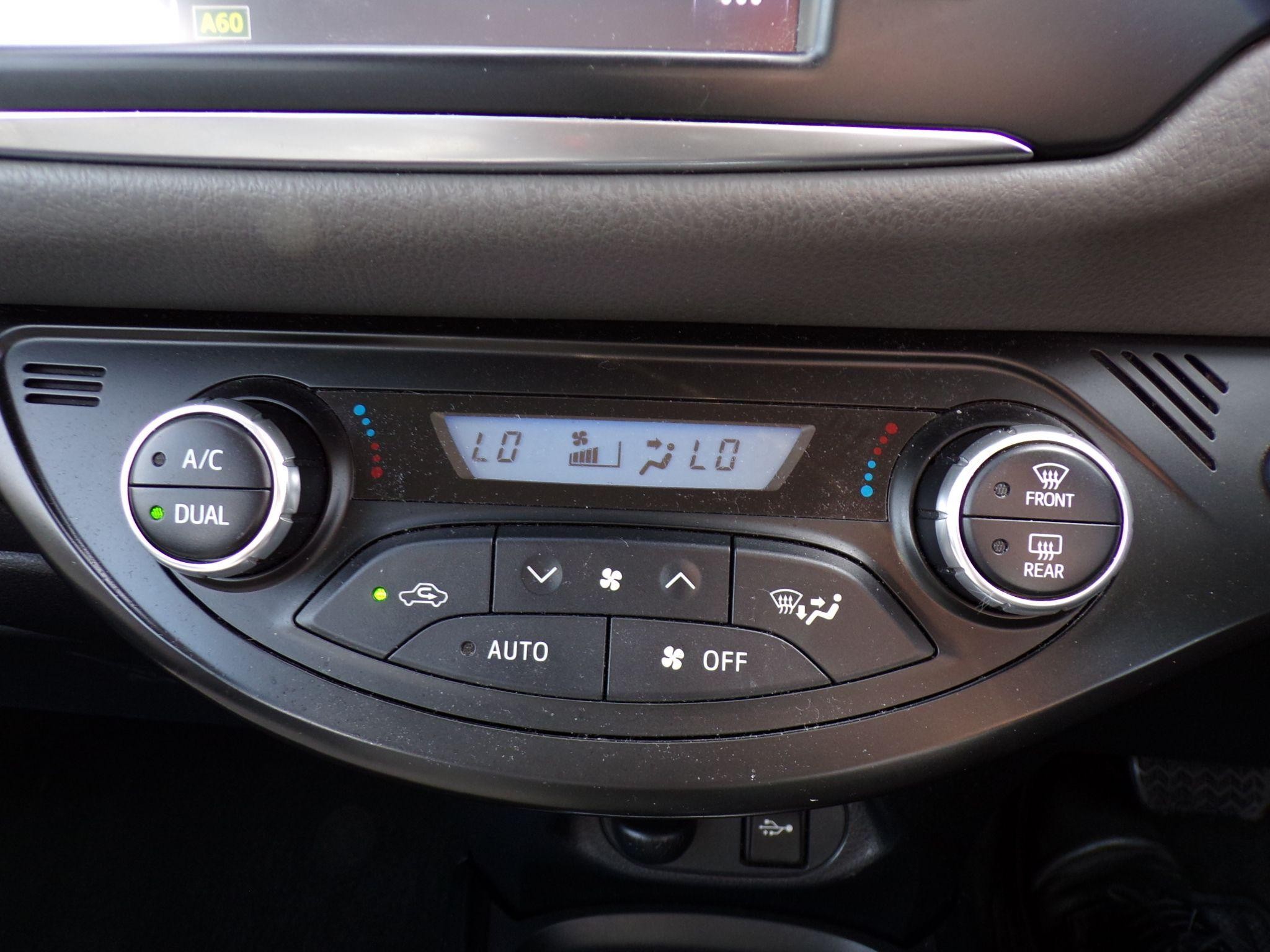 Toyota Yaris Image 25