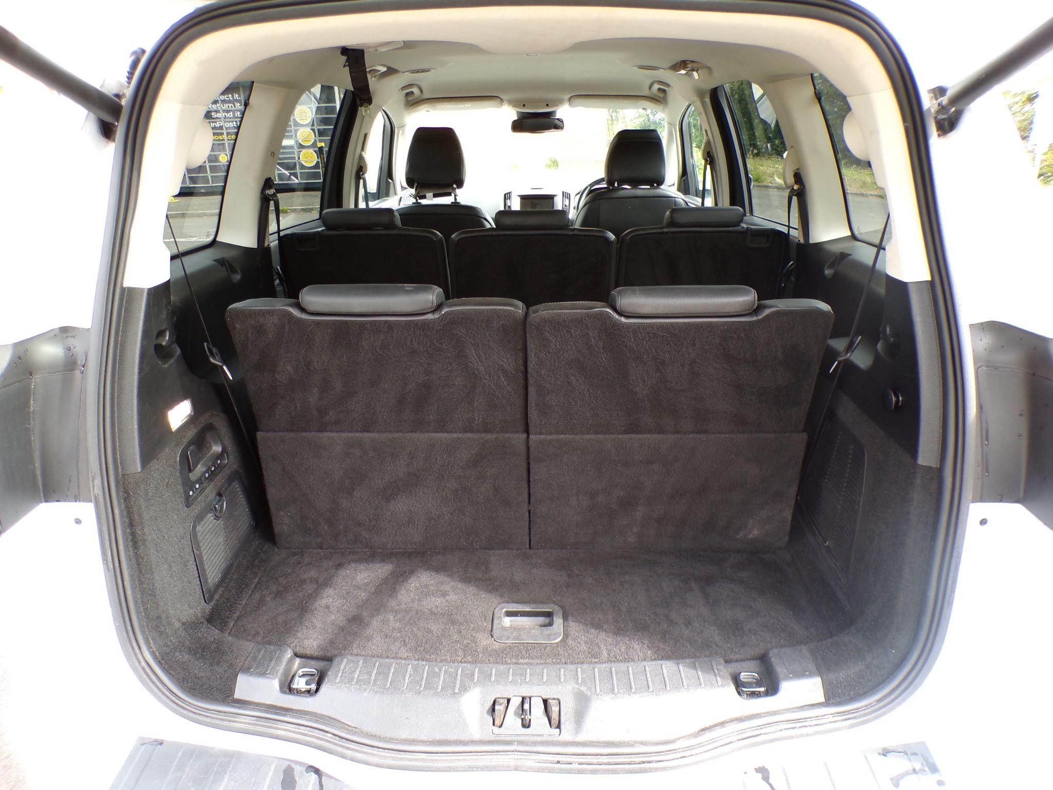 Ford Galaxy Image 10
