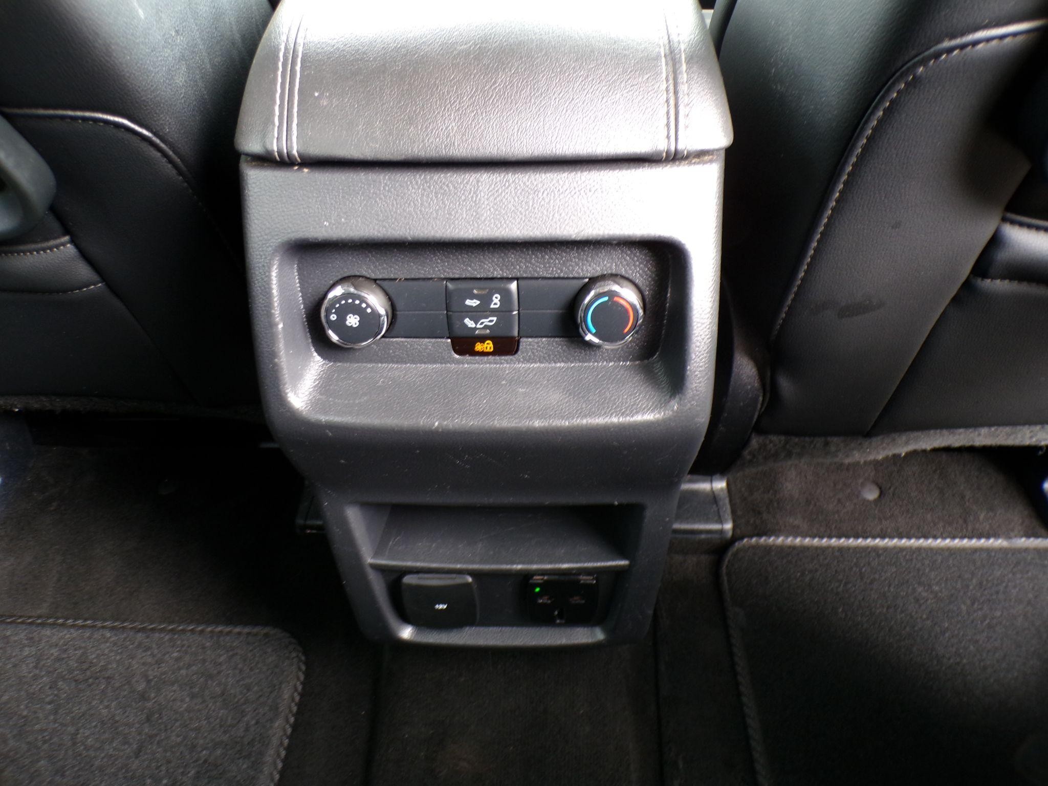 Ford Galaxy Image 26