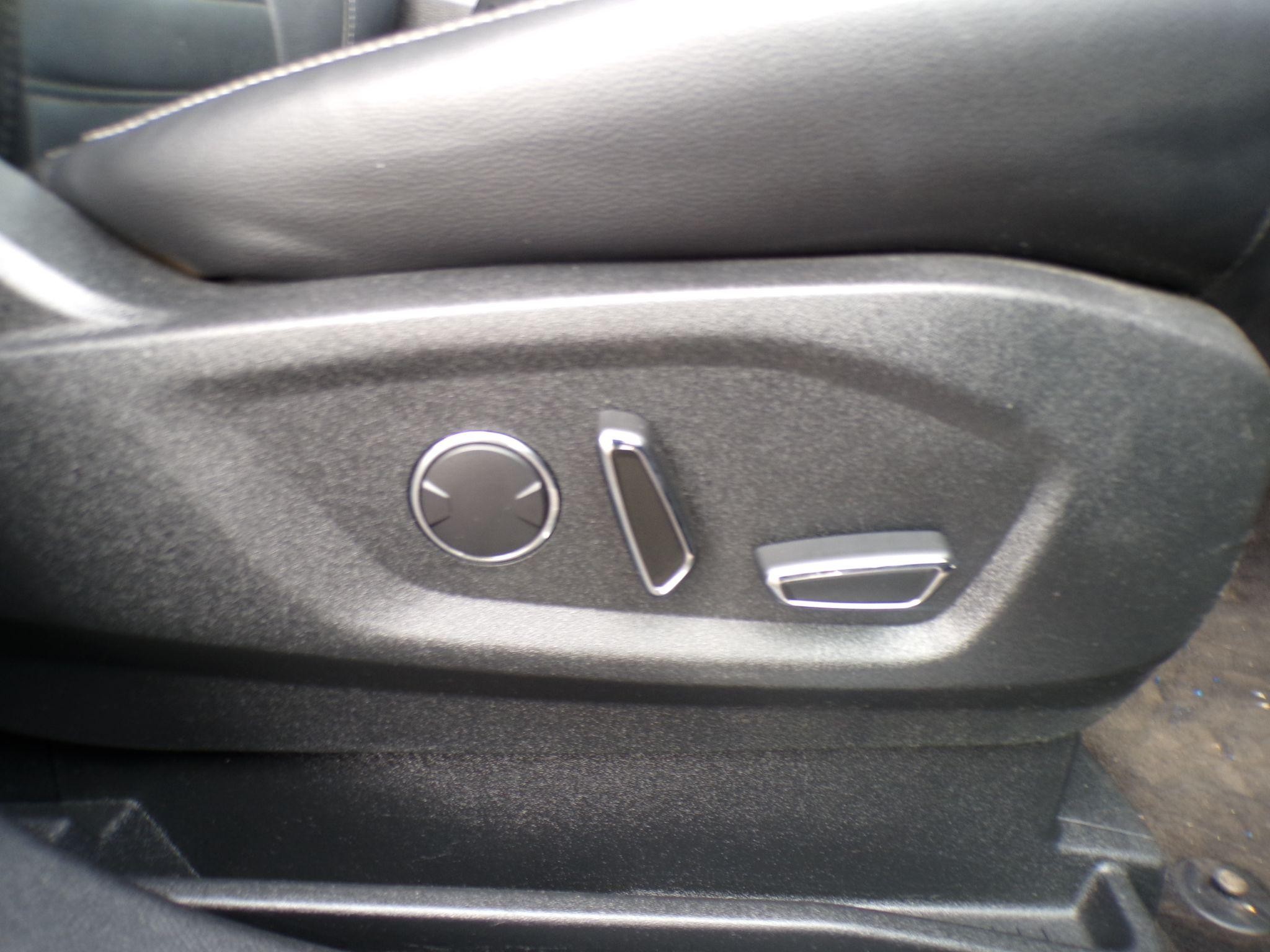 Ford Galaxy Image 12