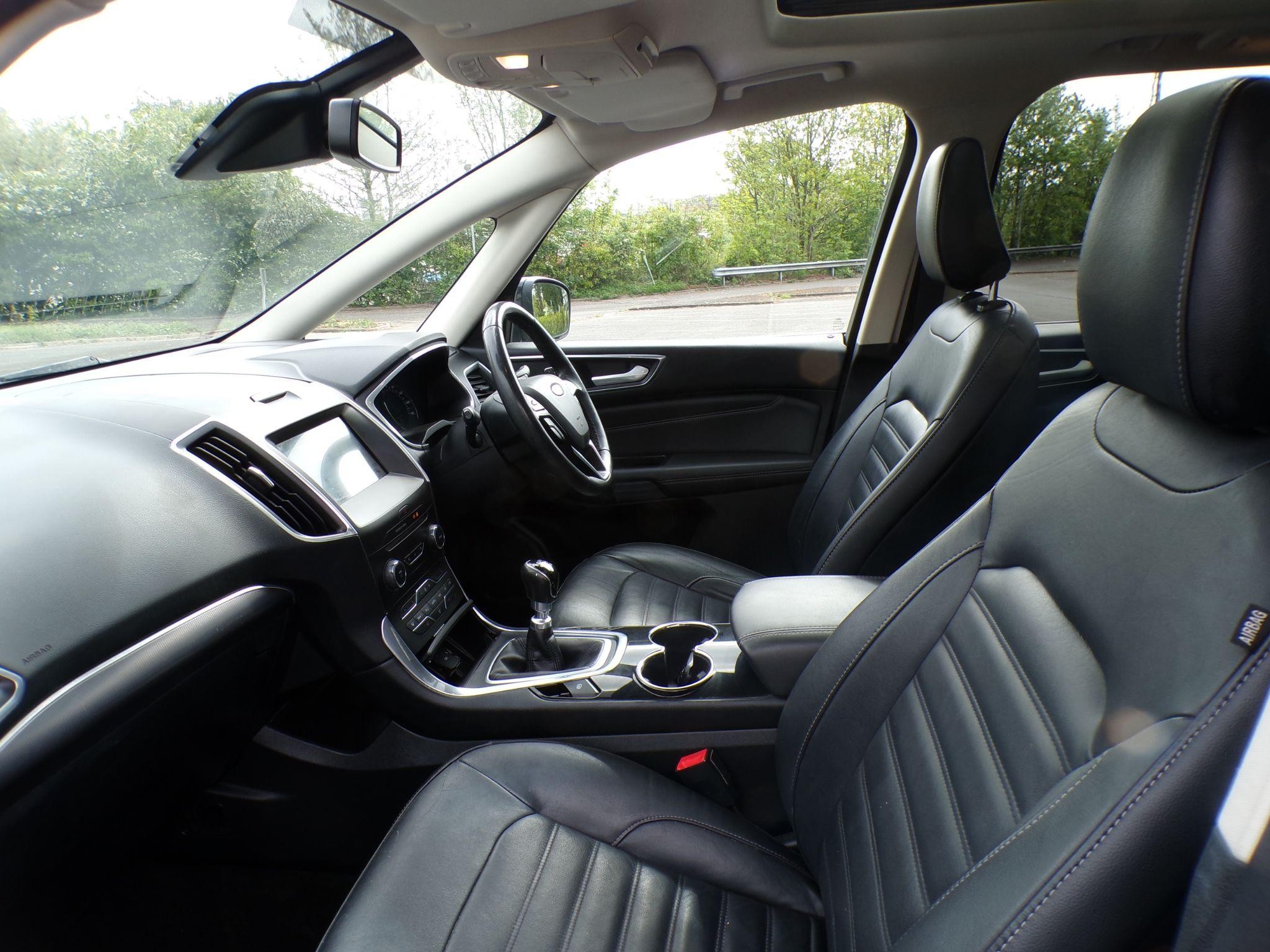 Ford Galaxy Image 15