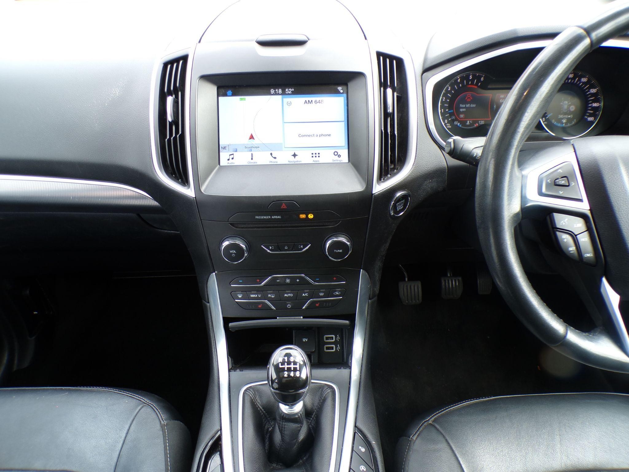Ford Galaxy Image 17