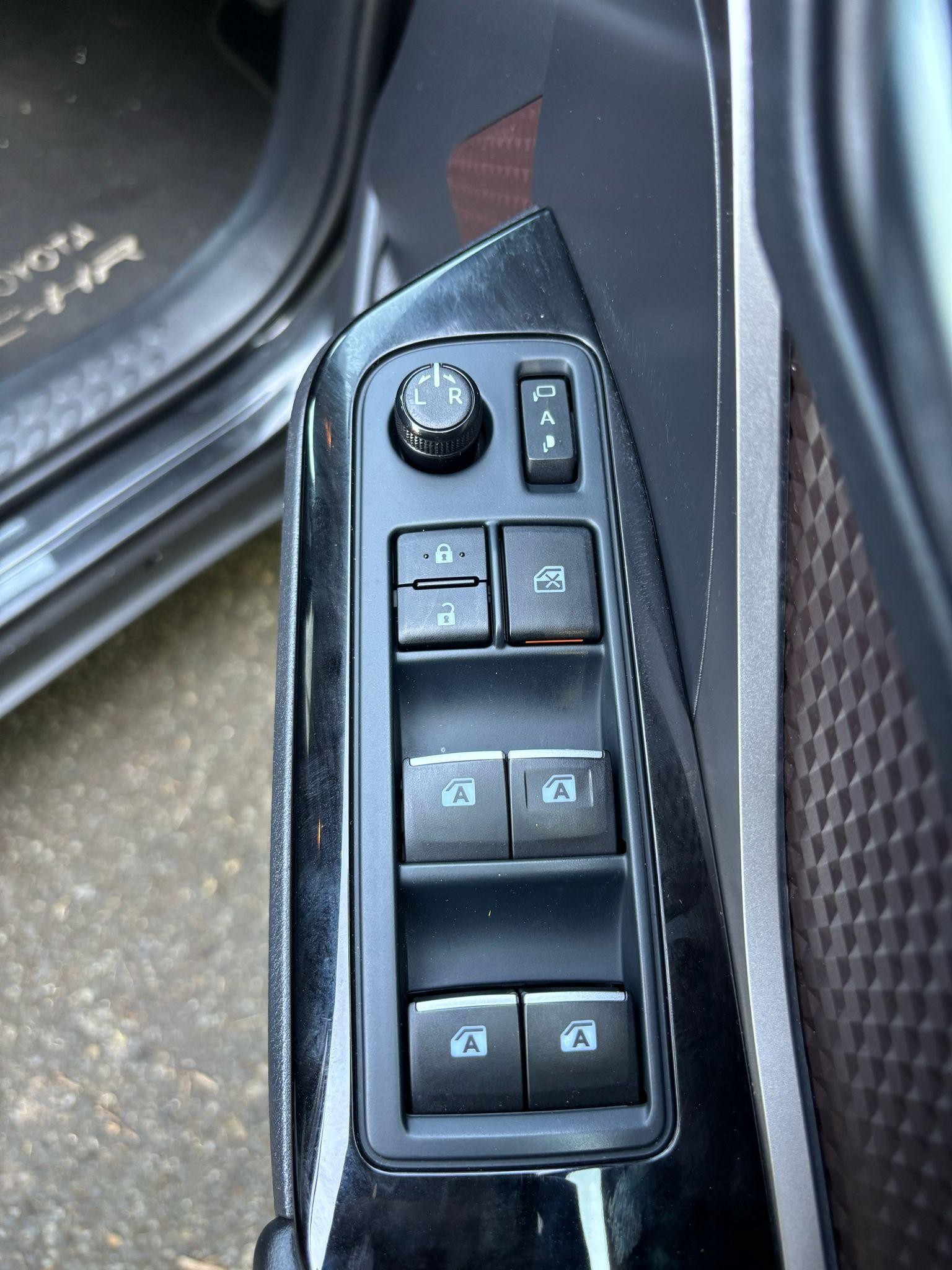 Toyota C-HR Image 22