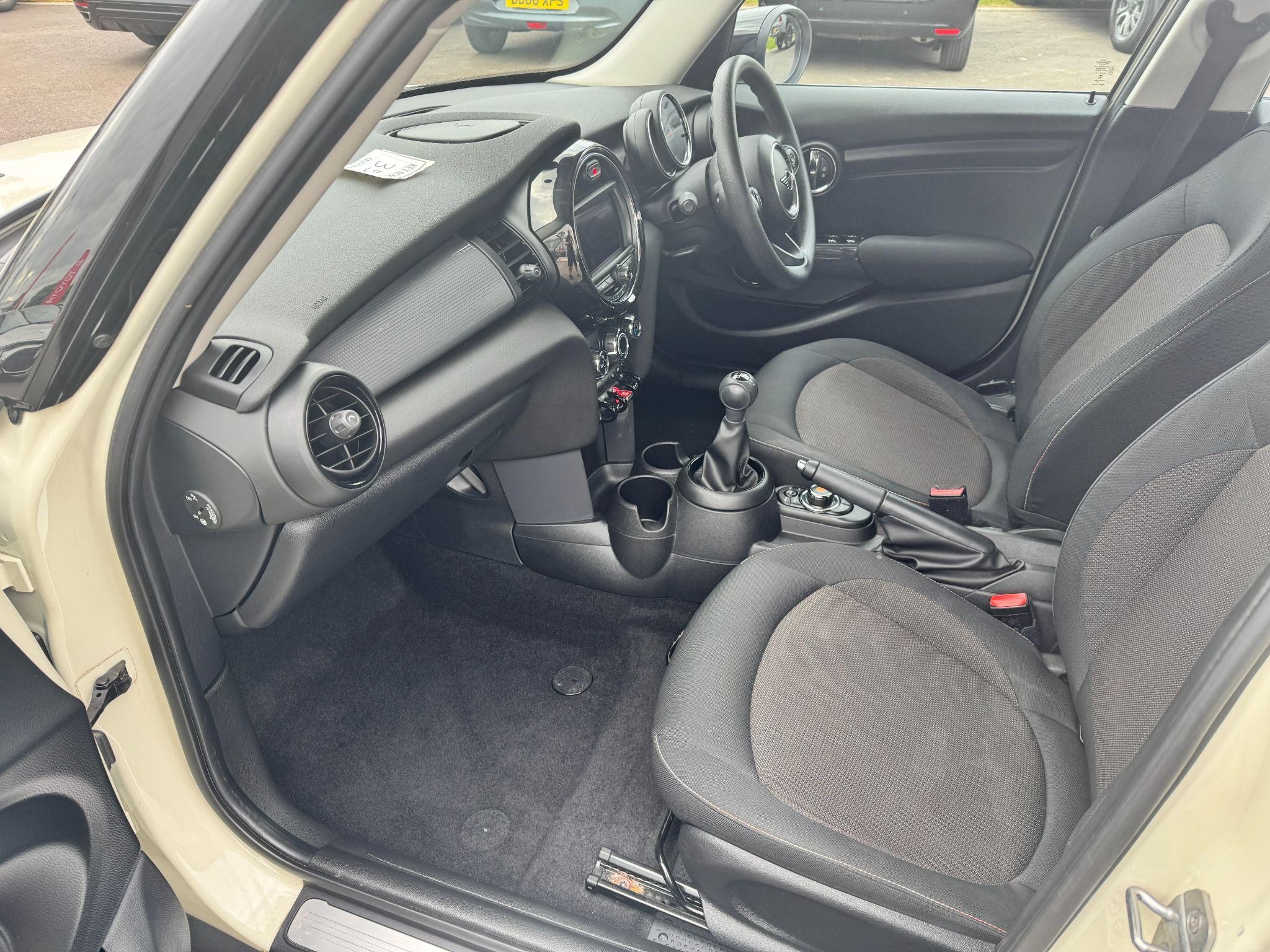 MINI Hatch Image 14