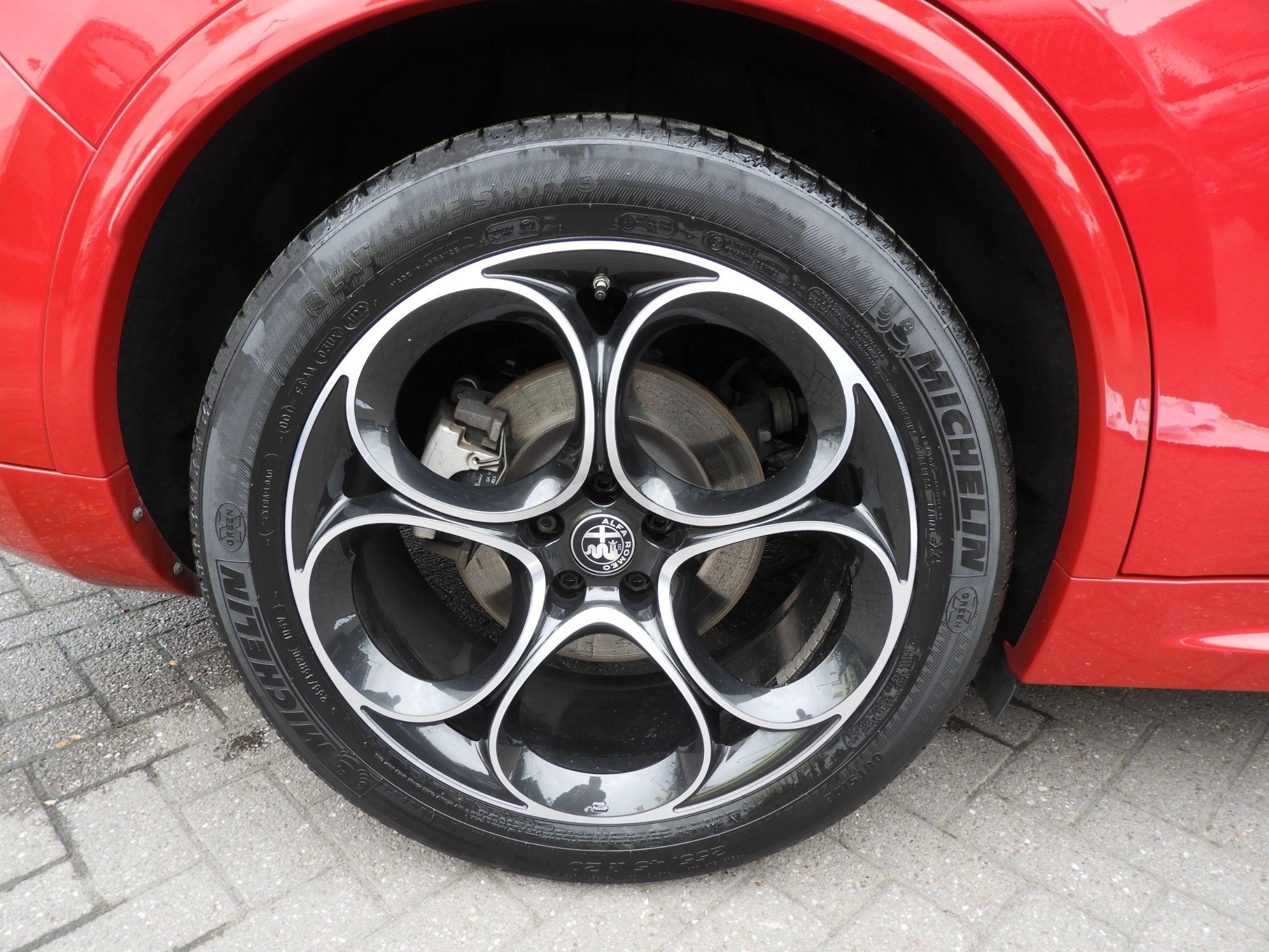 Alfa Romeo Stelvio Image 9
