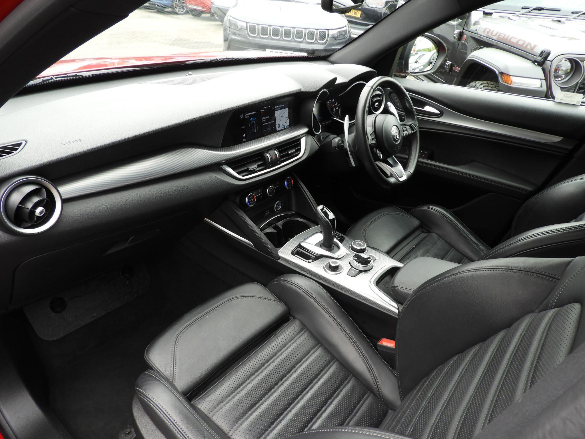 Alfa Romeo Stelvio Image 13