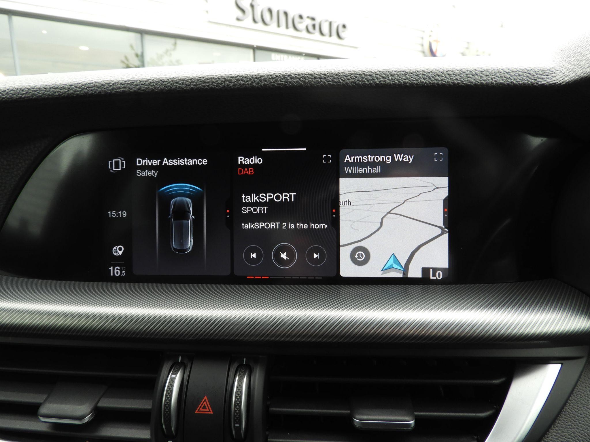 Alfa Romeo Stelvio Image 17