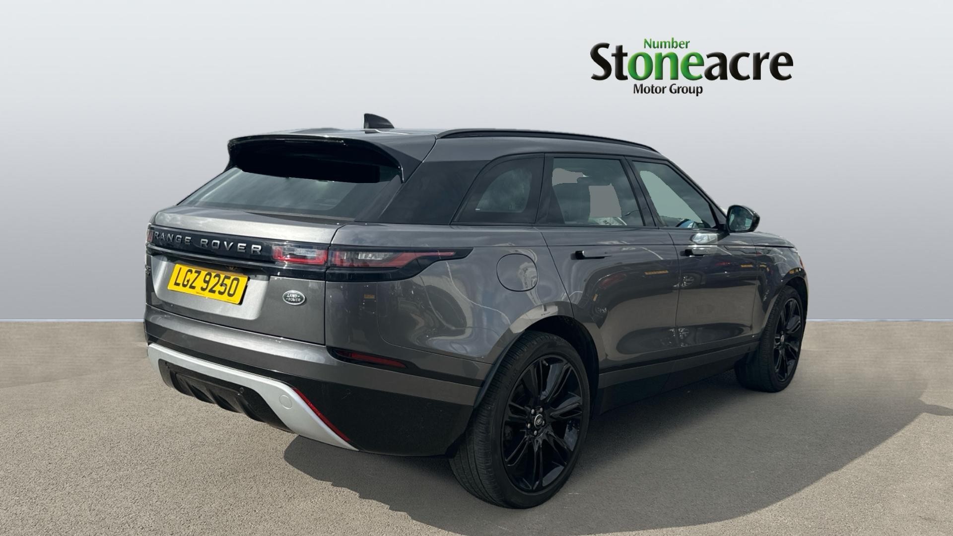 Land Rover Range Rover Velar Image 2