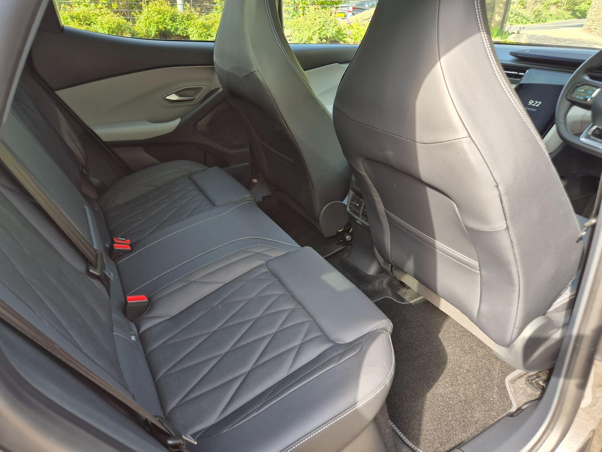 Ford Explorer Image 25