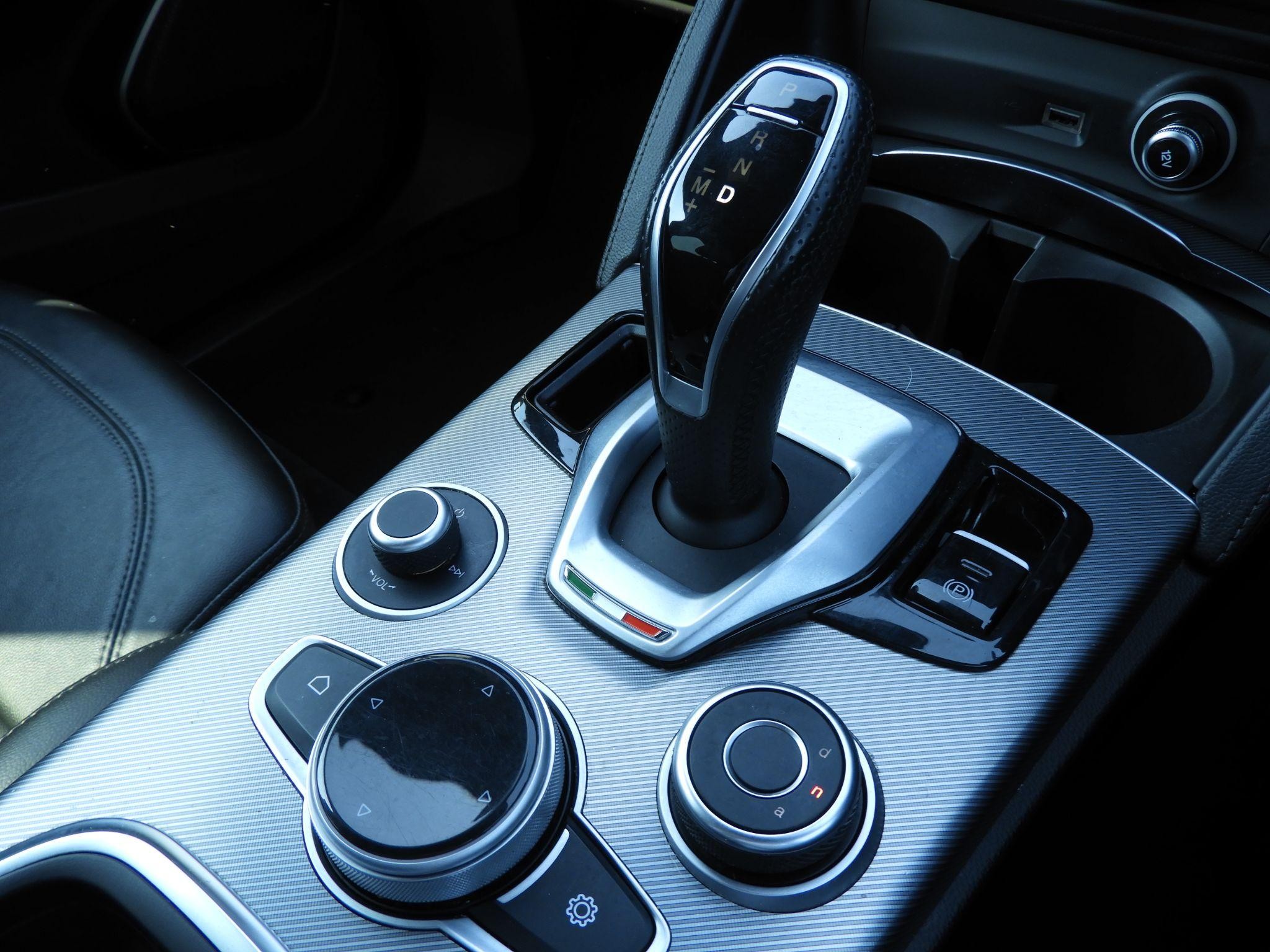 Alfa Romeo Stelvio Image 12