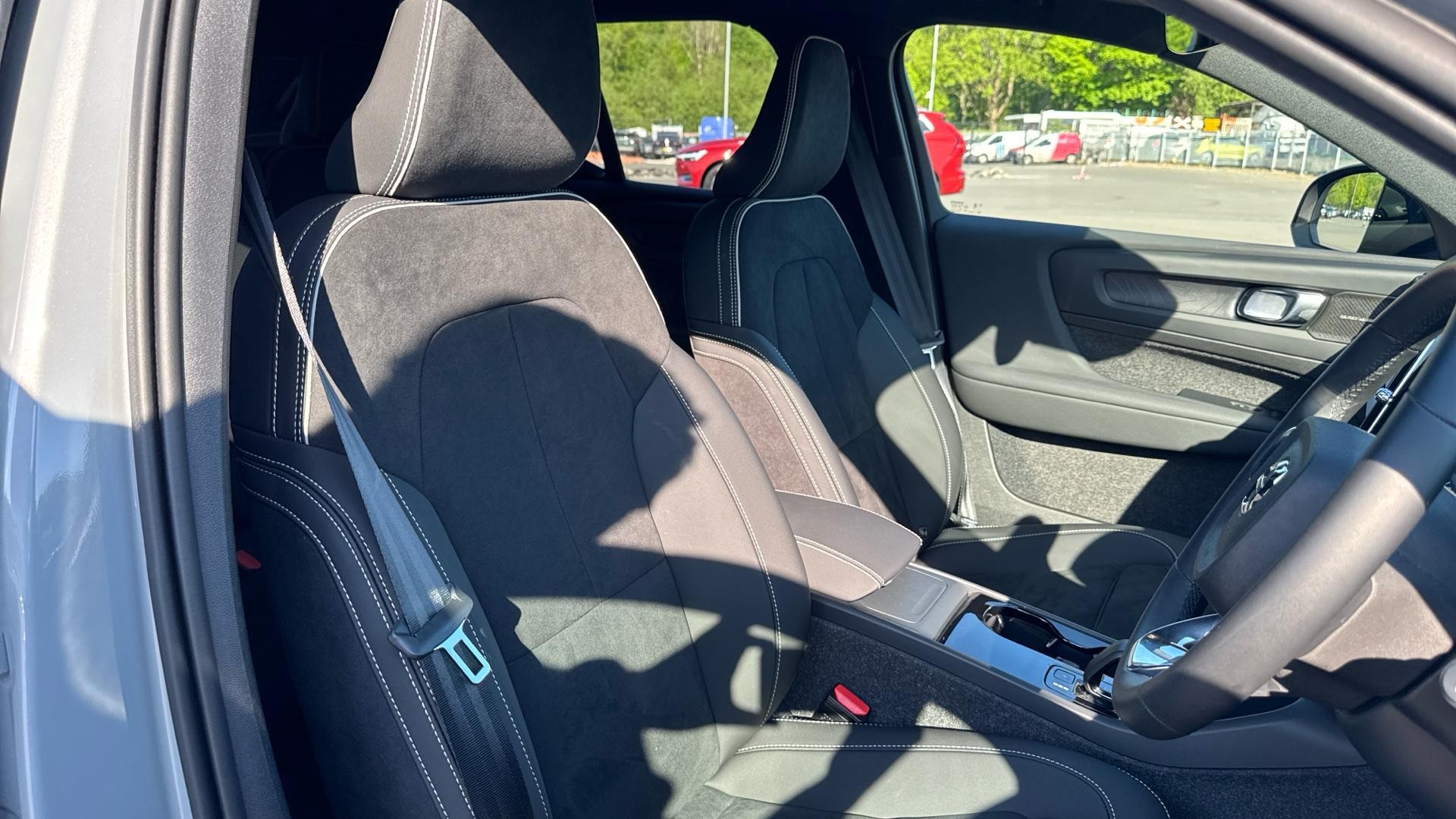 Volvo EX40 Image 9