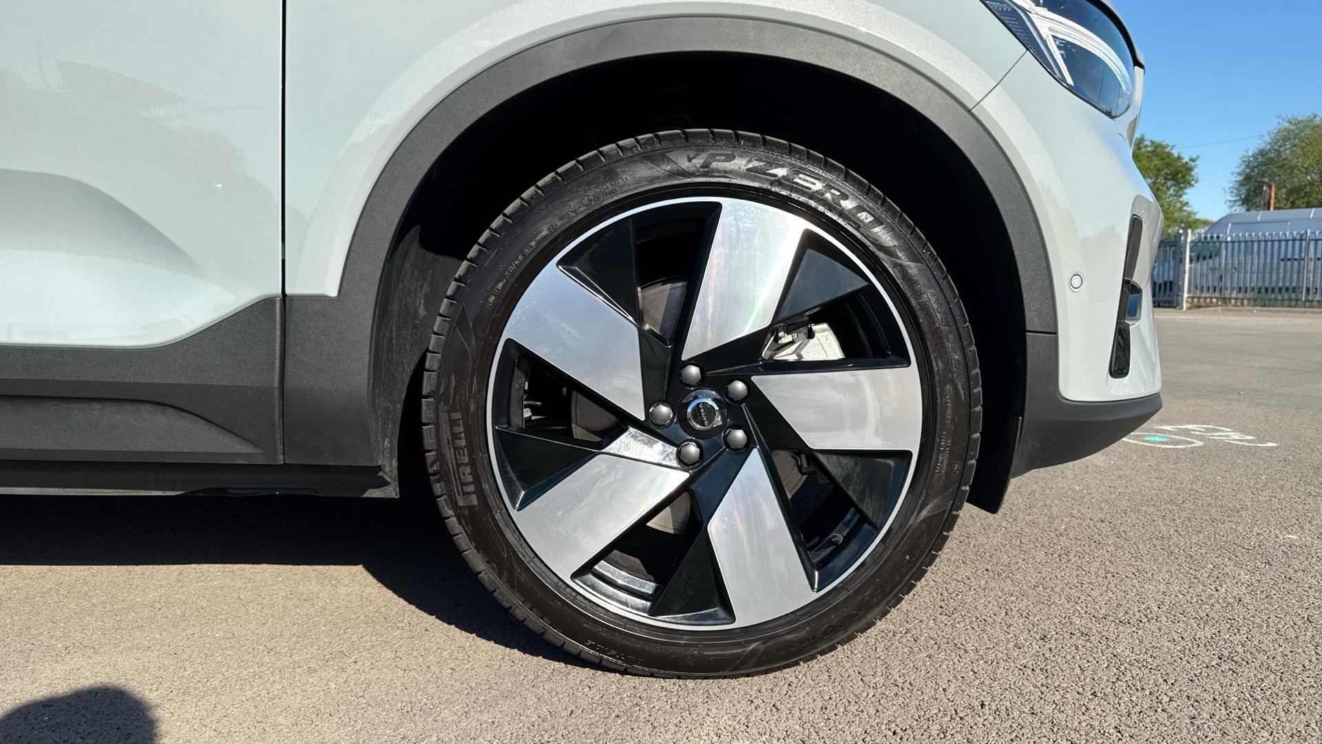 Volvo EX40 Image 16